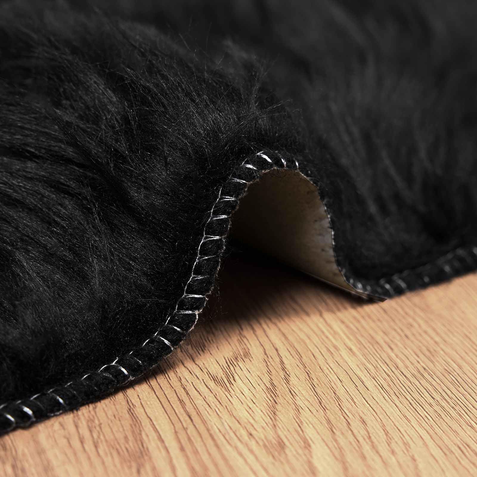 Kunstschaffell Teppich TAFALLA Schwarz 80x200 cm - Flauschiger Kunstfell Läufer für Wohnzimmer und Schlafzimmer - Weicher Hochflor Teppich aus Polyester - Gemütliche Wohndeko