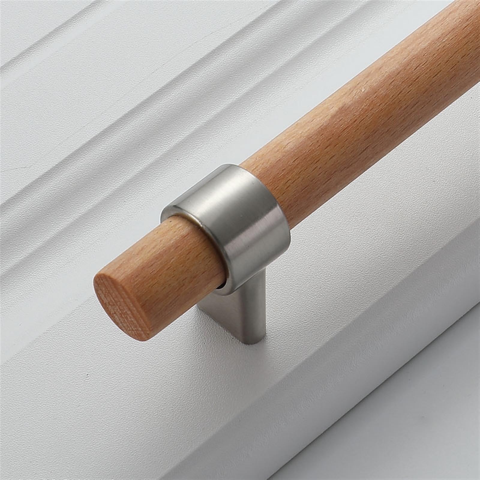 Boutons de meuble design en argent brossé pour une cuisine moderne et raffinée