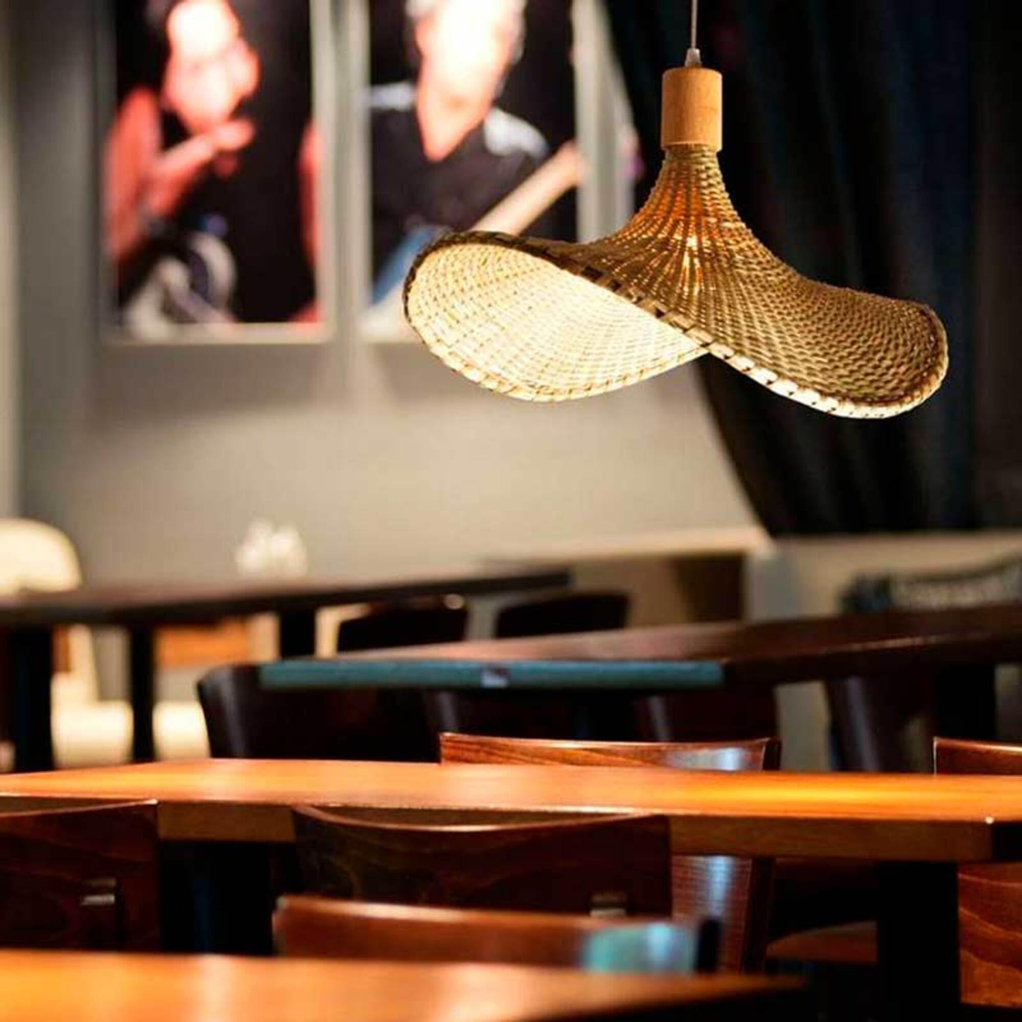 B·LED BARCELONA LED Lámpara de Mimbre Colgante Bellas – Diseño Artesanal Estilo Sombrero | Lámpara de Techo Decorativa Natural para Comedor, Salón o Local | Compatible con Bombilla E27 (No Incluida)