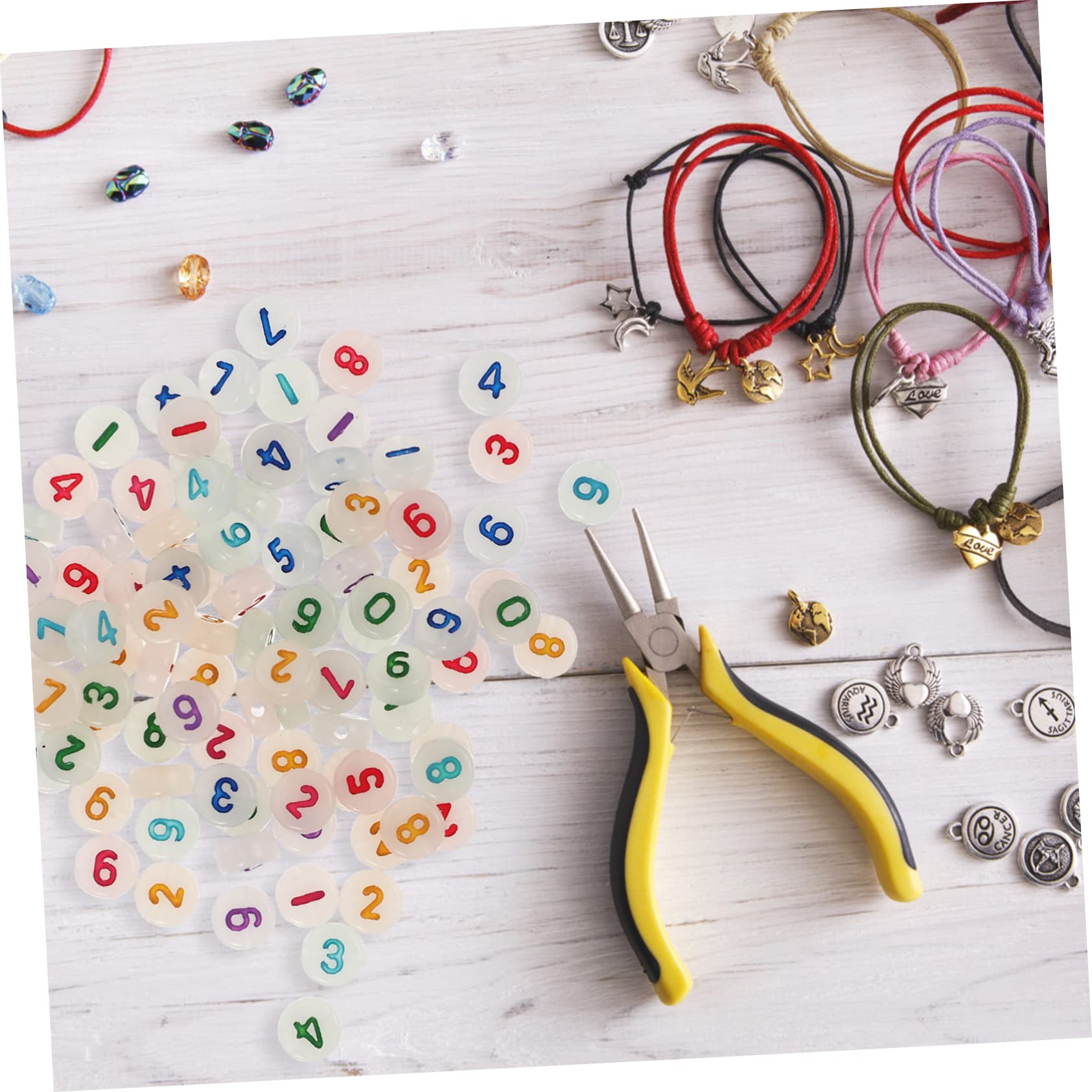 STOBOK 5stücke Leuchtenden Acrylperlen Für Schmuck Bunte Herz Alphabet Muster Und Zahlenperlen Für Armbänder Halsketten Und Kreative Bastelprojekte