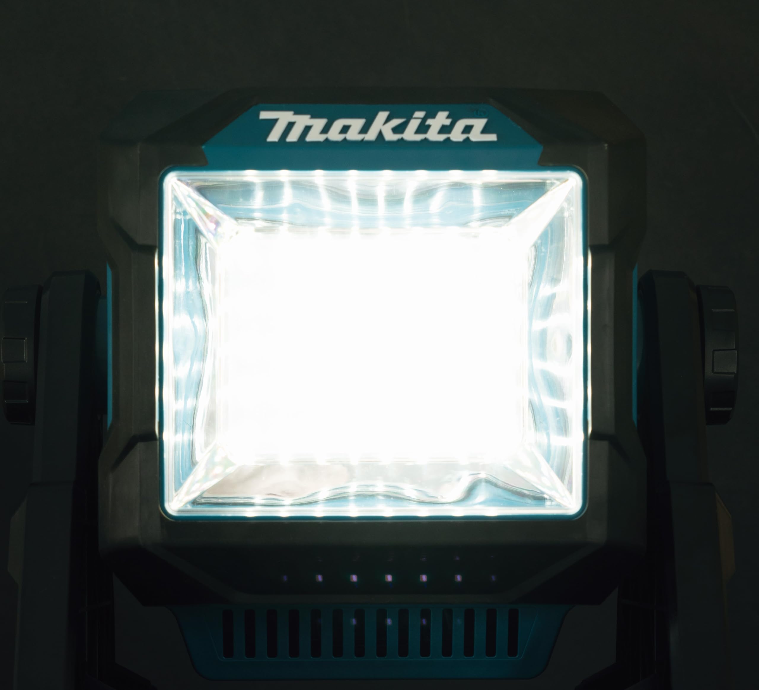 Makita ML005G 40V Max Li-on XGT Luz de trabajo inalámbrica - Baterías y cargador no incluidos