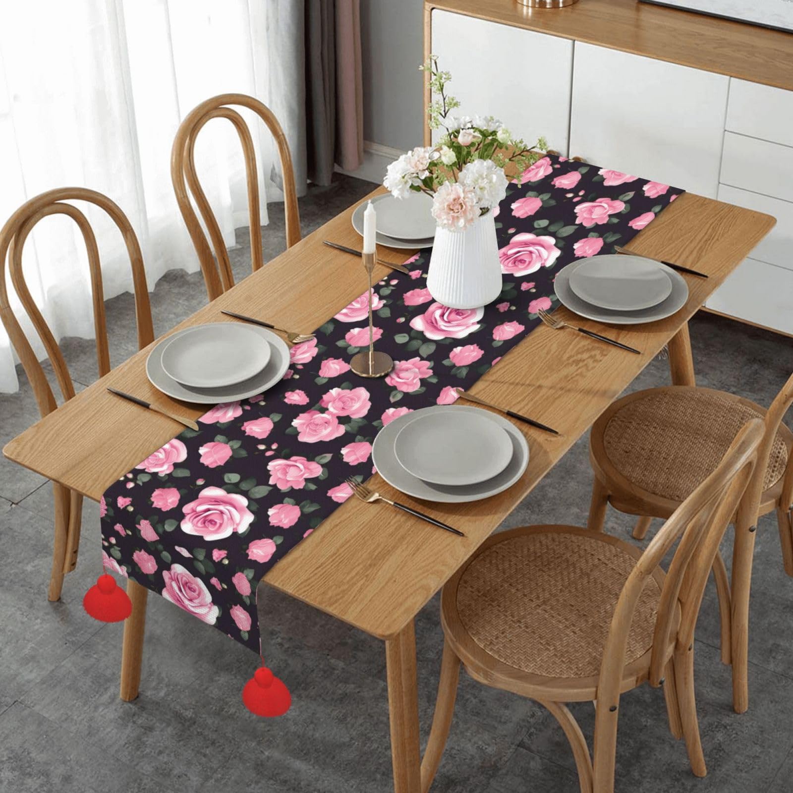 Chemin de table rustique : réveillez une nappe terne avec ces fleurs roses