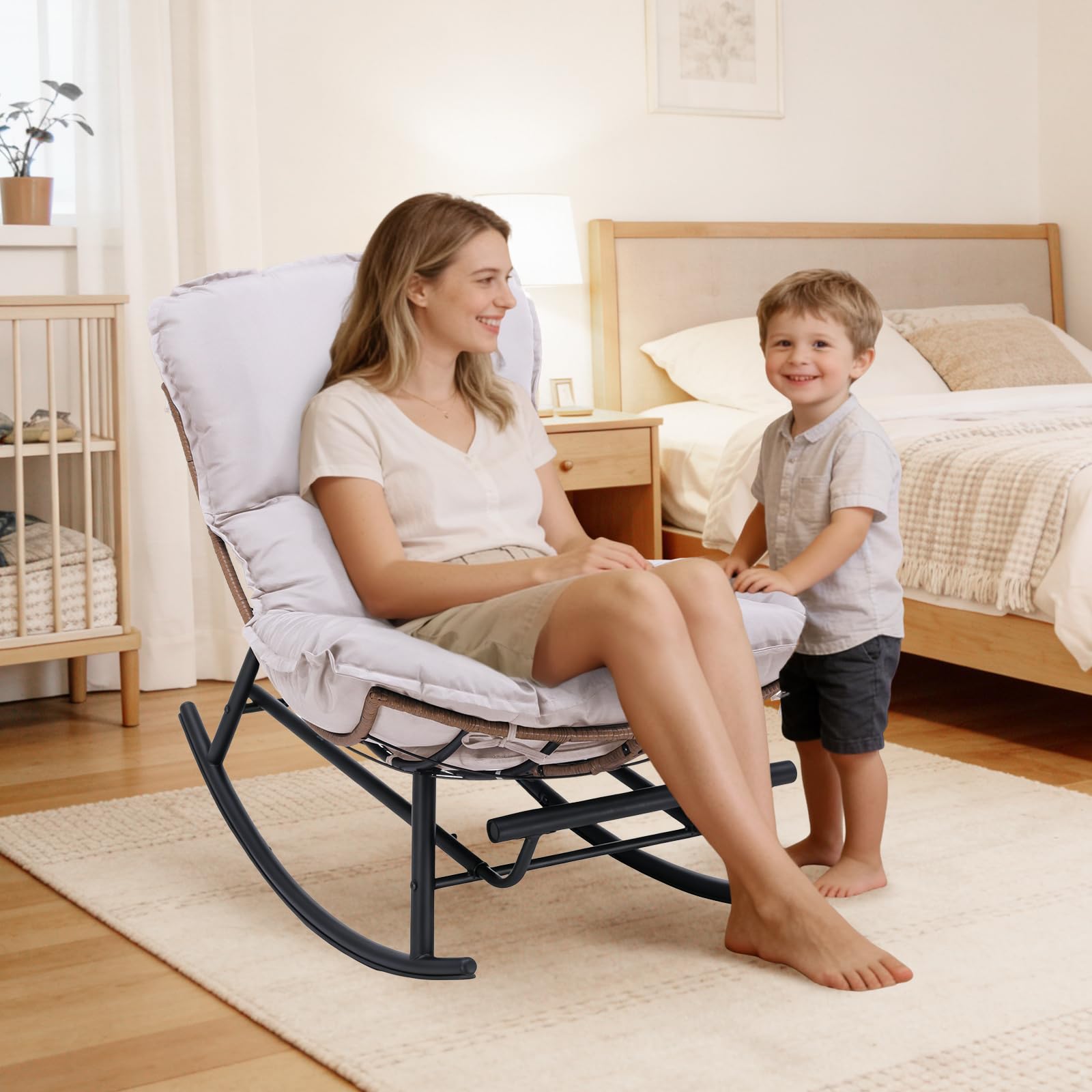 COMHOMA Fauteuil à Bascule, Fauteuil de Relaxation, Structure en Acier, Repose-Pieds Extensible, Coussin Amovible, Charge maximale : 136 kg, pour Chambre à Coucher, Salon, terrasse, Jardin, Beige