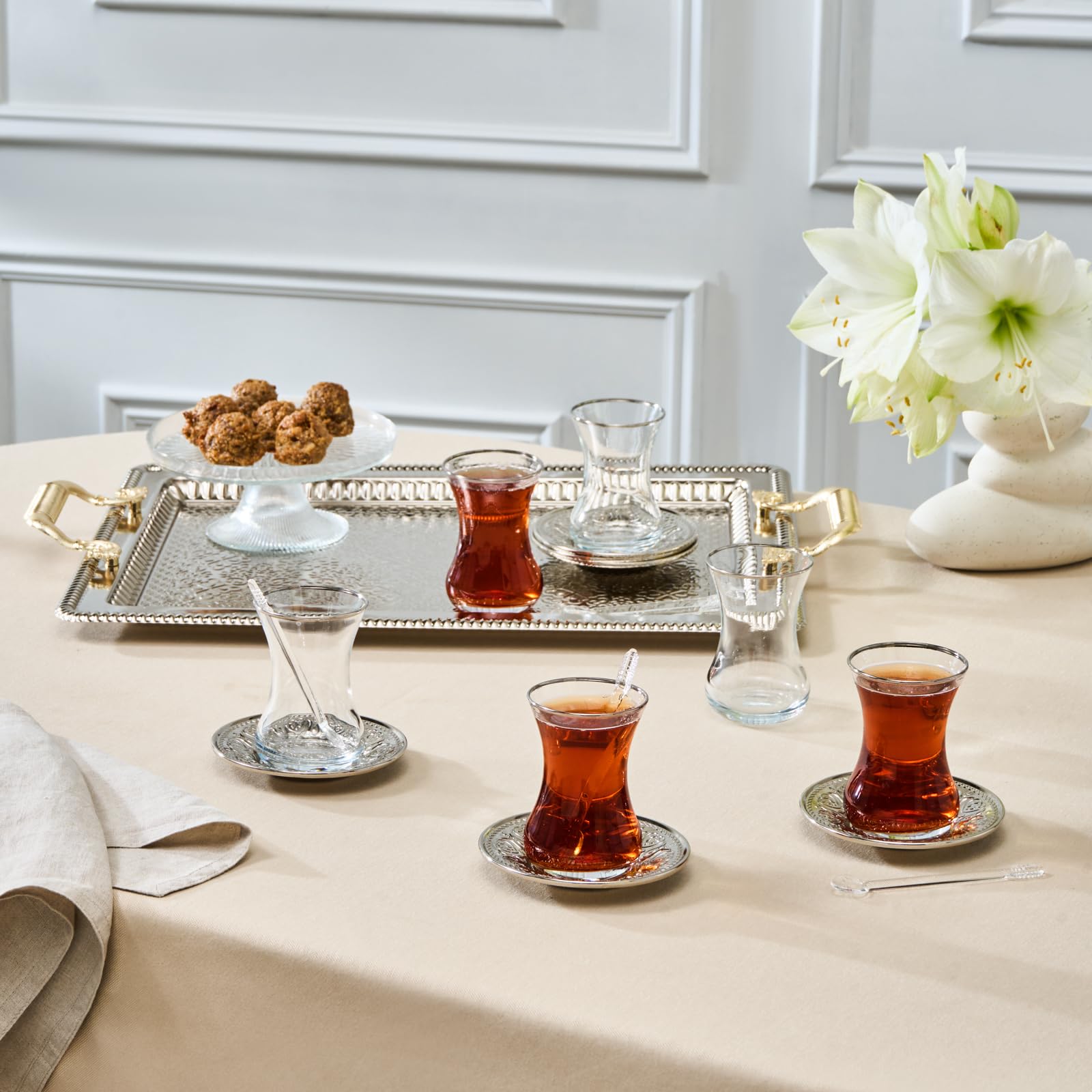 Karaca Deniz Türkische Teetassen 19er Set, Türkische Teegläser Tassen und Untertassen für 6 Personen, inklusive Tablett, Untertassen, Teelöffel, 130ml