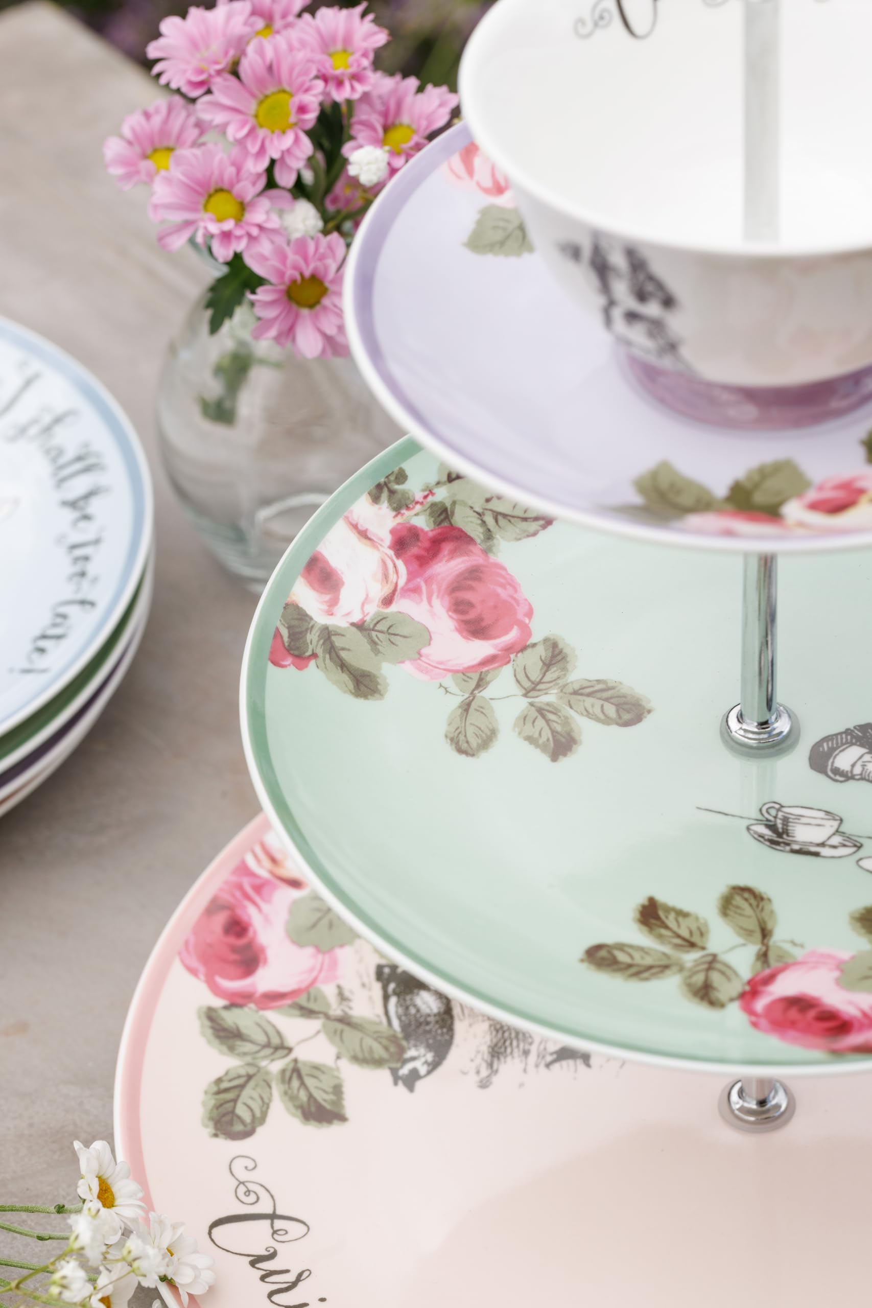 Mikasa and the V&A - Soporte para tartas de 3 niveles, soporte para té de la tarde con taza de té, té de Alicia en el país de las maravillas, porcelana de hueso, apto para lavavajillas y en caja de