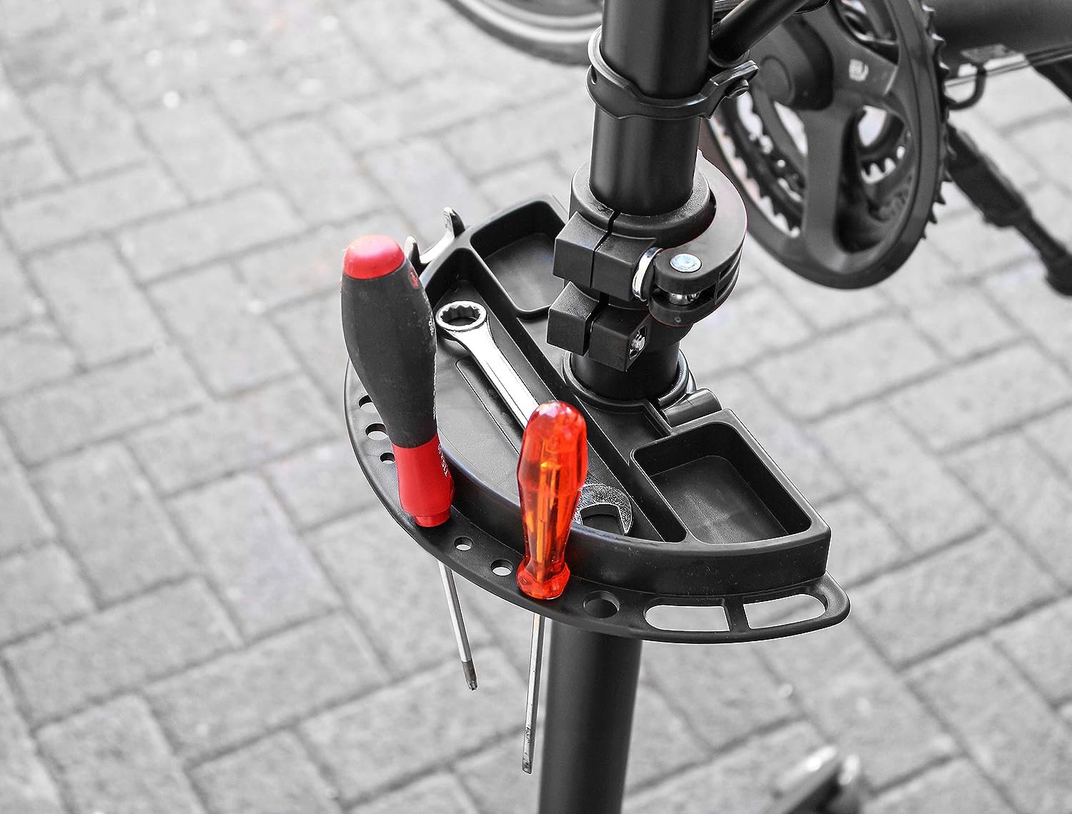 HIKEMEISTER EST.1962 HikeMeister® fietsmontagestandaard zwart in hoogte verstelbaar en inklapbaar - fietsmontagestandaard - reparatiestandaard - belastbaar tot 35 kg snelspanner - incl. magneetbox - gereedschapsschaal