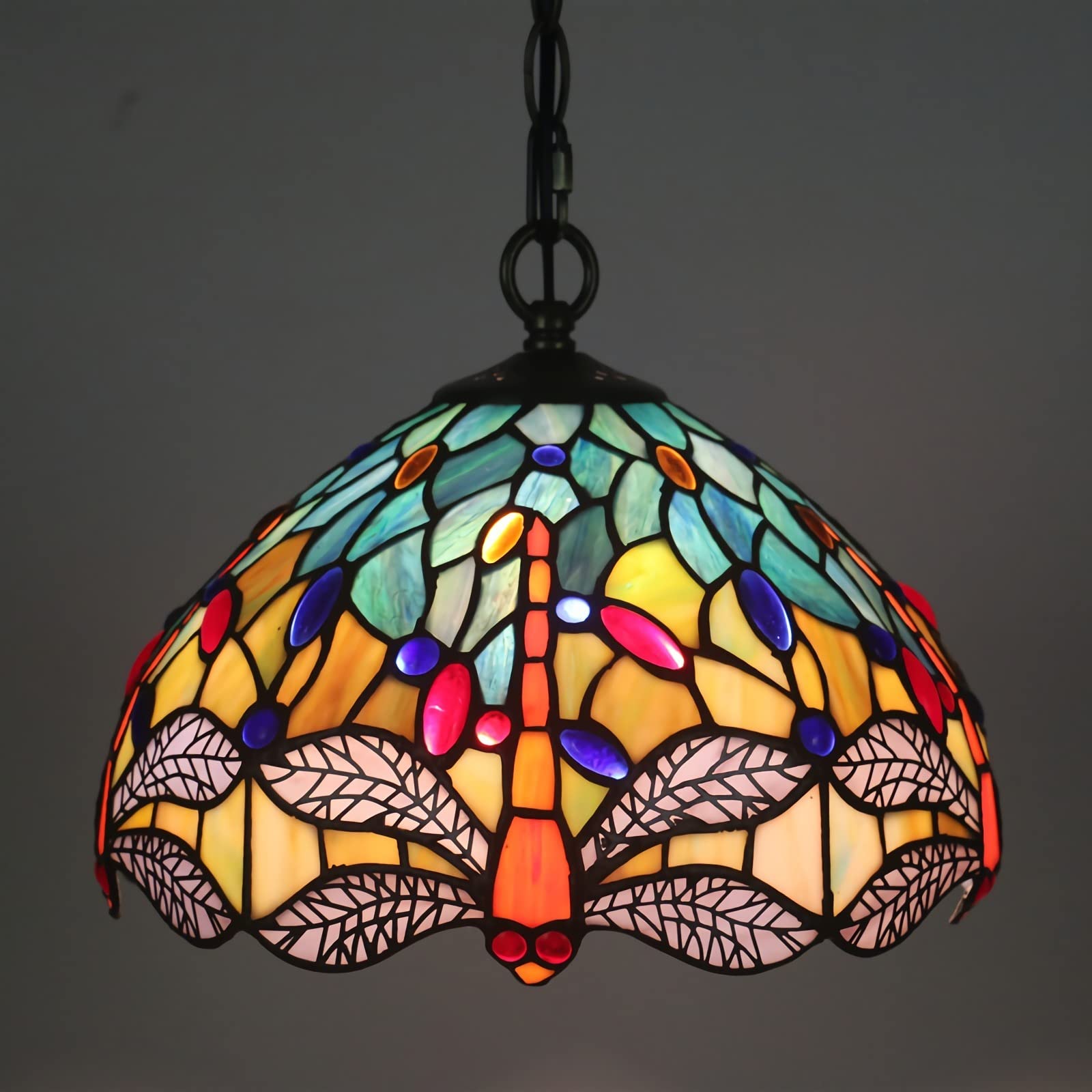Lustre style Tiffany libellule pour créer une ambiance chaleureuse dans le salon et la chambre