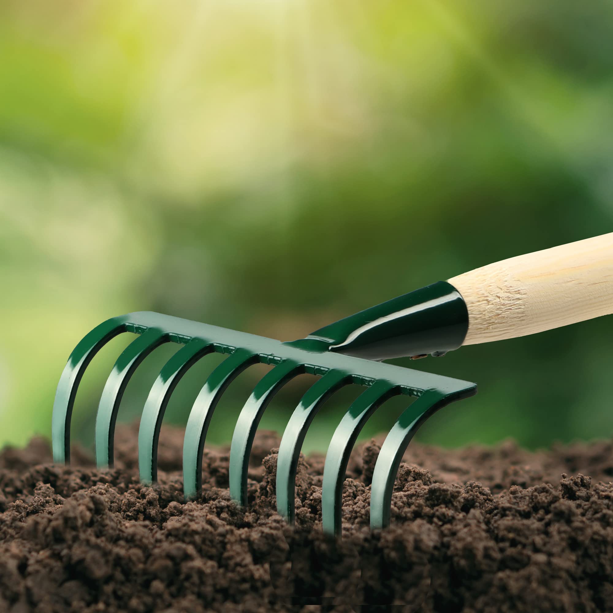 KADAX Petit râteau manuel en métal avec manche court en bois pour le jardinage, râteau de jardin durable pour ameublir le sol et enlever les mauvaises herbes (vert, 8 dents)