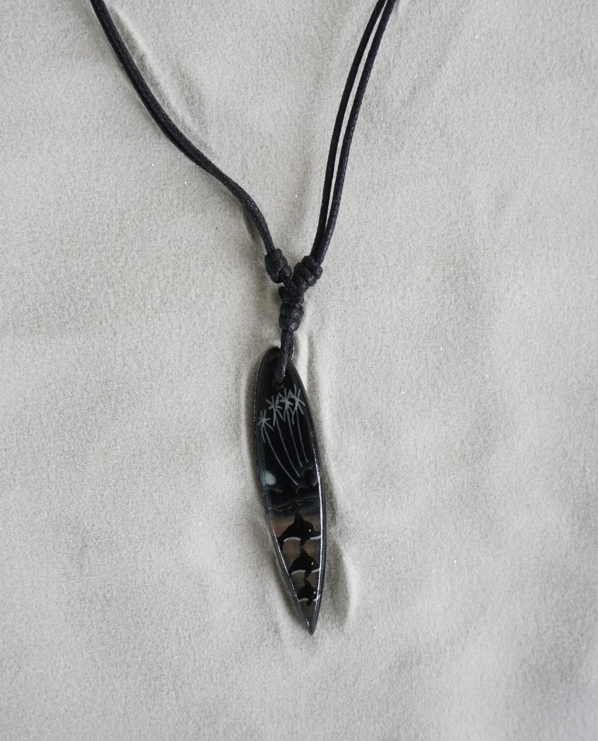 CHICNET® Collana da surfista marrone bianco nero delfini palme legno sono, unisex regolabile, legno.