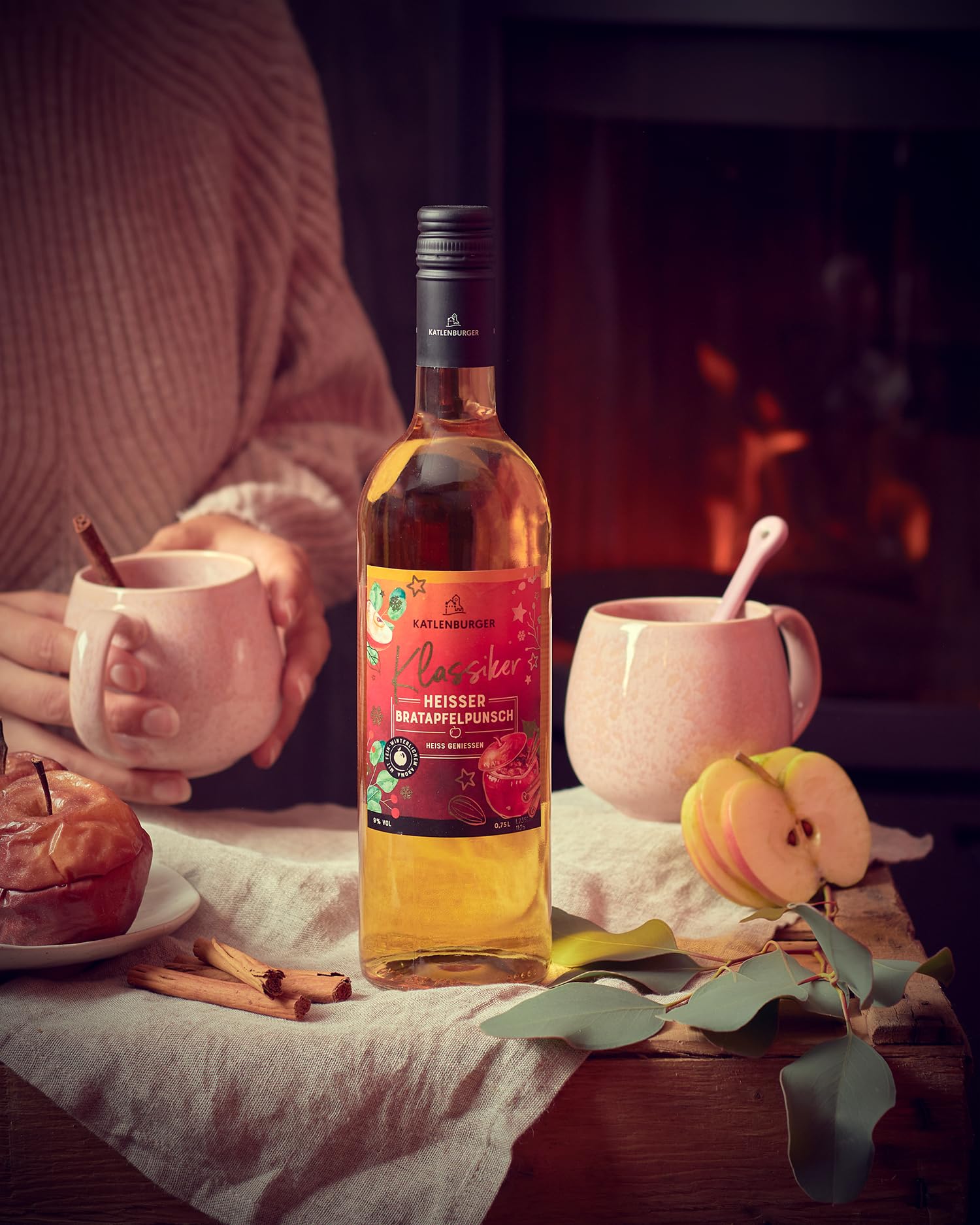KATLENBURGER - Heißer Bratapfelpunsch | Fruchtpunsch aus Fruchtwein, Apfelsaft, winterlichen Gewürzen und Marzipanaroma. Nicht nur in der Winterzeit ein heißer Klassiker. Inhalt: 6x 750ml und 9% vol.