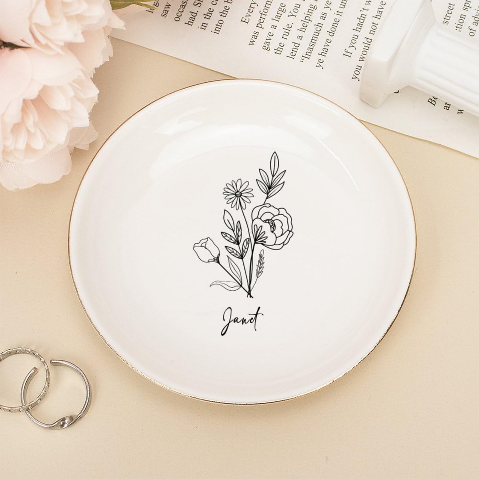 Plat à bijoux fleur de naissance pour une table de chevet ordonnée