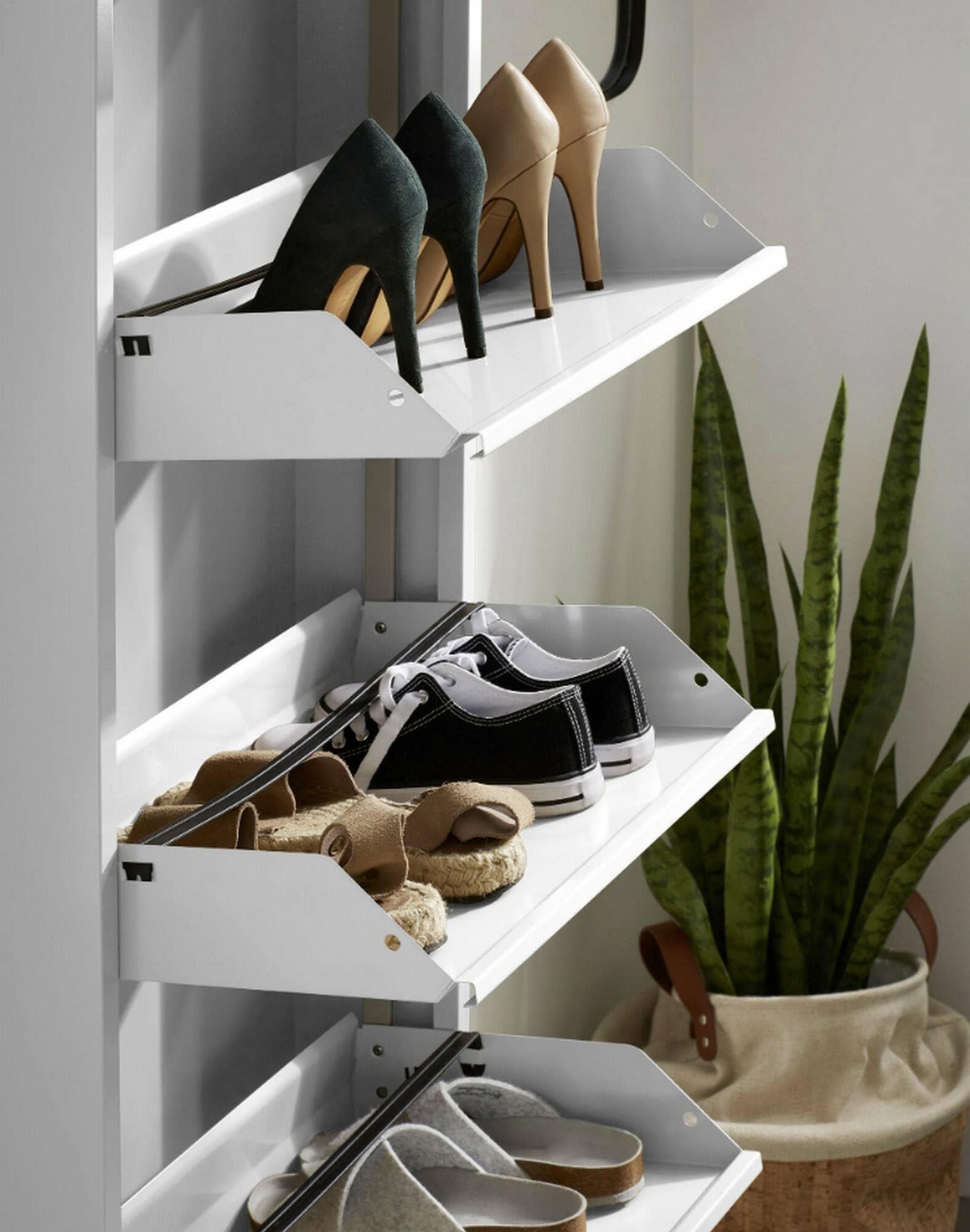 Dmora - Scarpiera Isidro, Mobile portascarpe in metallo, Armadio da ingresso multiuso, Mobiletto per calzature, 50x15h172 cm, Bianco