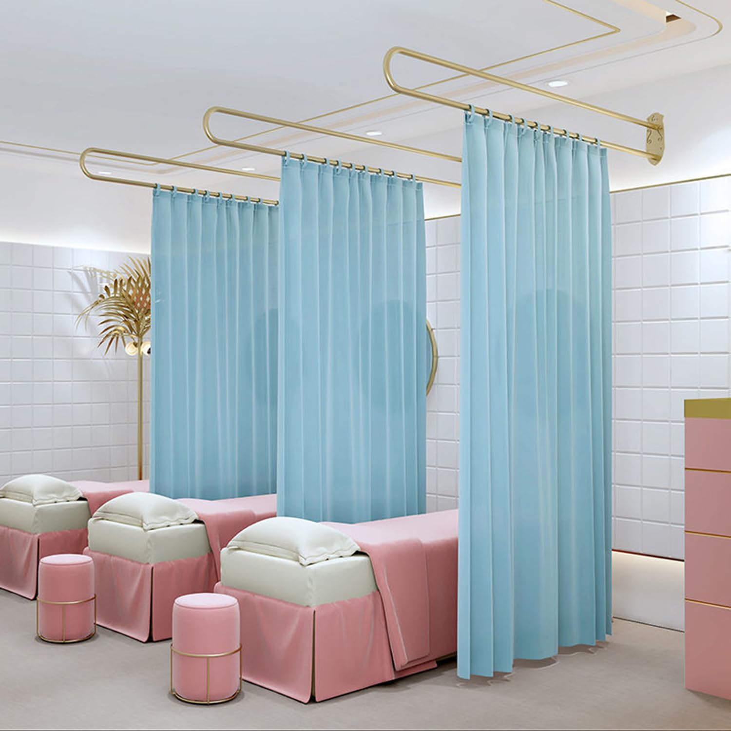Séparation murale avec tringle en U pour structurer un salon de beauté