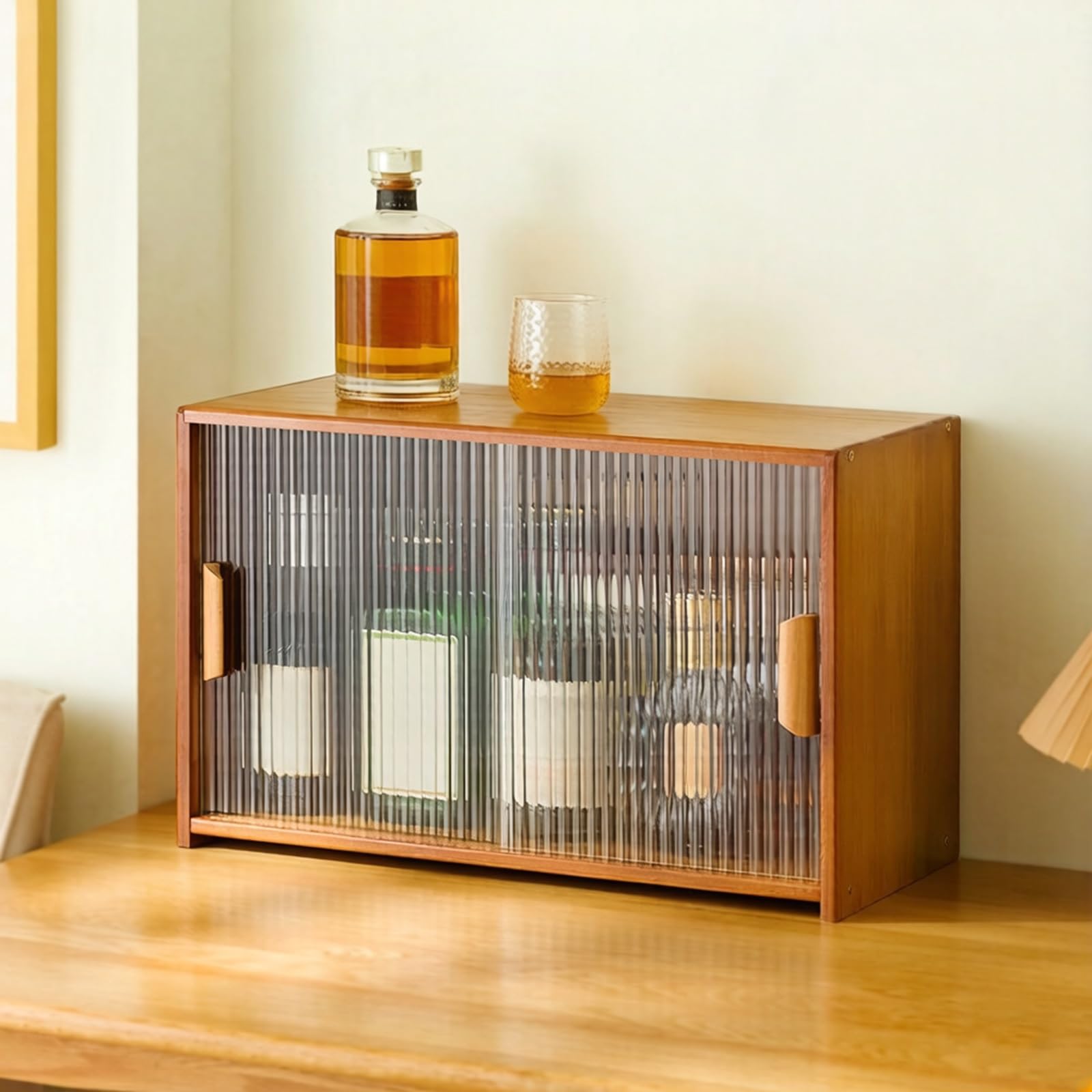 Este gabinete de almacenamiento de escritorio de bambú, organizador de medicamentos con puertas correderas acrílicas, mesa de madera para cafetería y oficina, aspecto de vidrio estriado, diseño