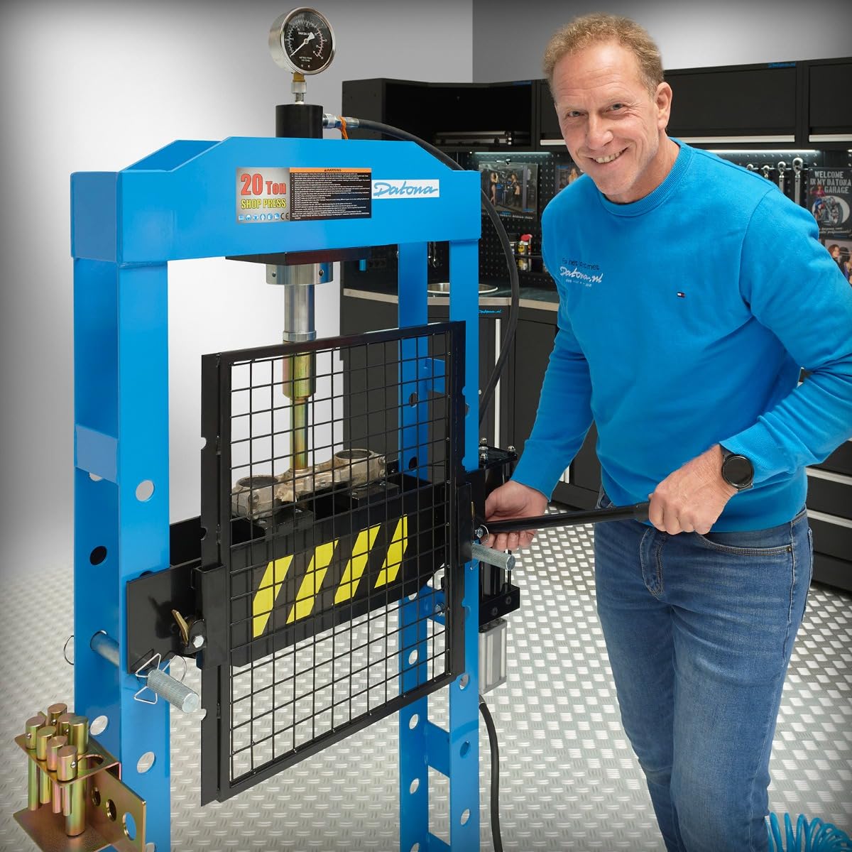 Datona Werkstattpresse 20 Tonnen hydropneumatisch mit Manometer fahrbarem Zylinder höhenverstellbarem Sicherheitskäfig und Hand- oder Druckluftbedienung für Werkstatt und Garage