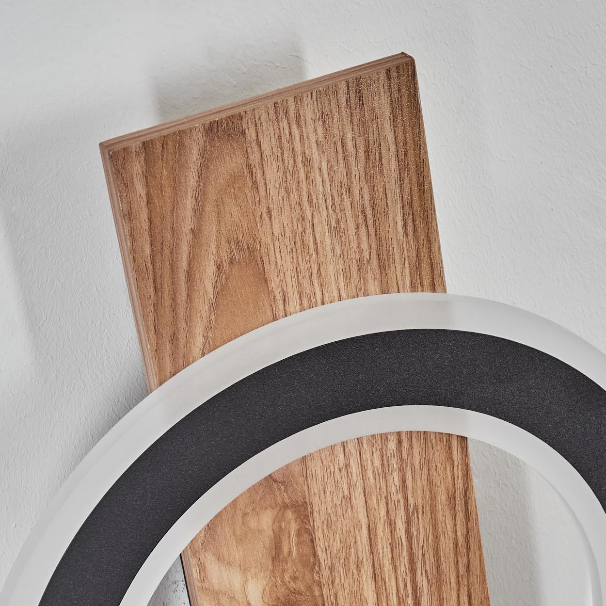 HOFSTEIN LED Wandleuchte Besperia, Wandlampe aus Metall/Kunststoff in Holzoptik/Schwarz/Weiß, 18 Watt, 1740 Lumen, 3000 Kelvin, moderne Leuchte für Schlafzimmer, Esszimmer, Wohnzimmer, Küche, Flur