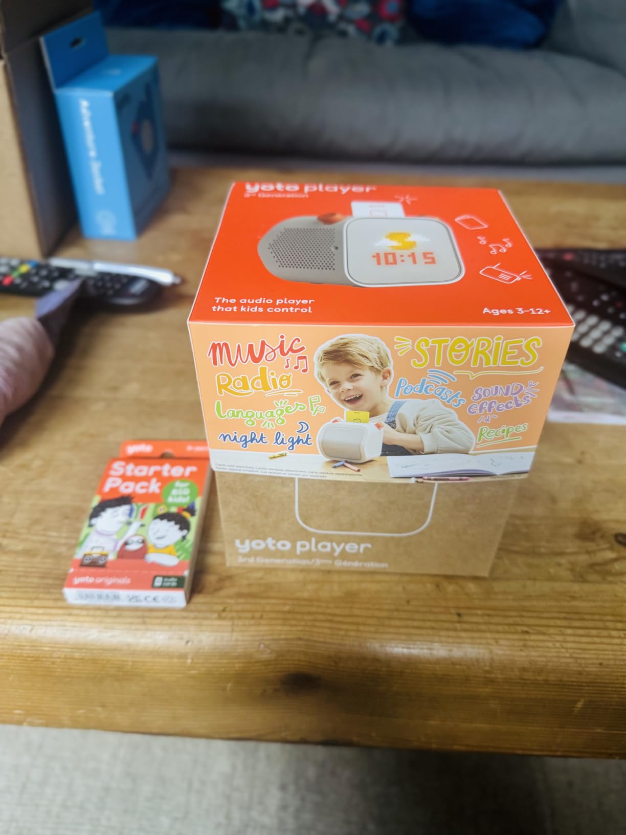 YOTO Player + Starter Pack Little Kids – Geschichtenbox Mit Nachtlicht, Uhr, Wecker Und 5 Englischen Hörbüchern – Für Kinder Von 3 Bis 7 Jahren