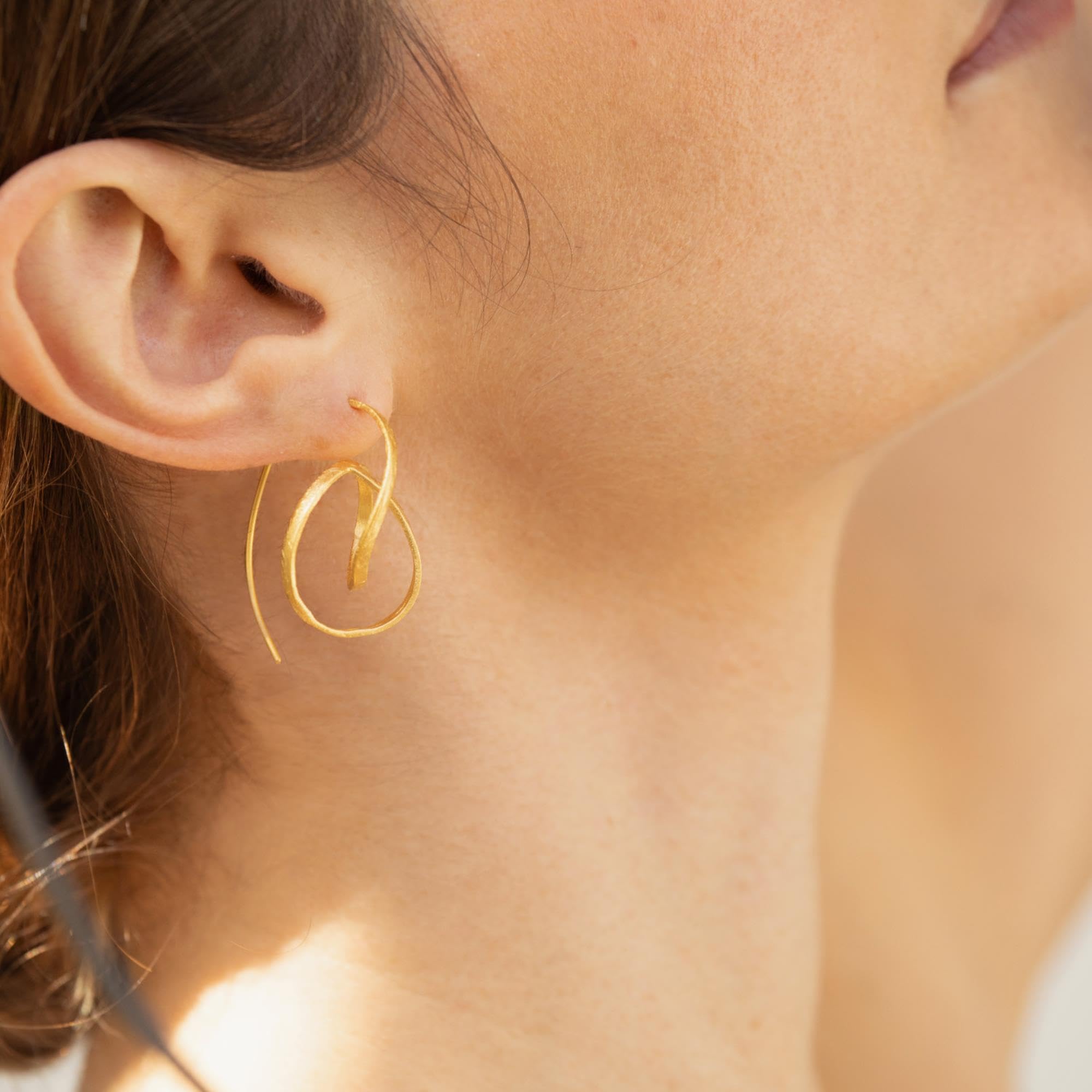 ORECCHINI D'ORO EMBOLIC | Disegnato da Cristina Julià | Joidart | Collezione embolic | Ottone dorato