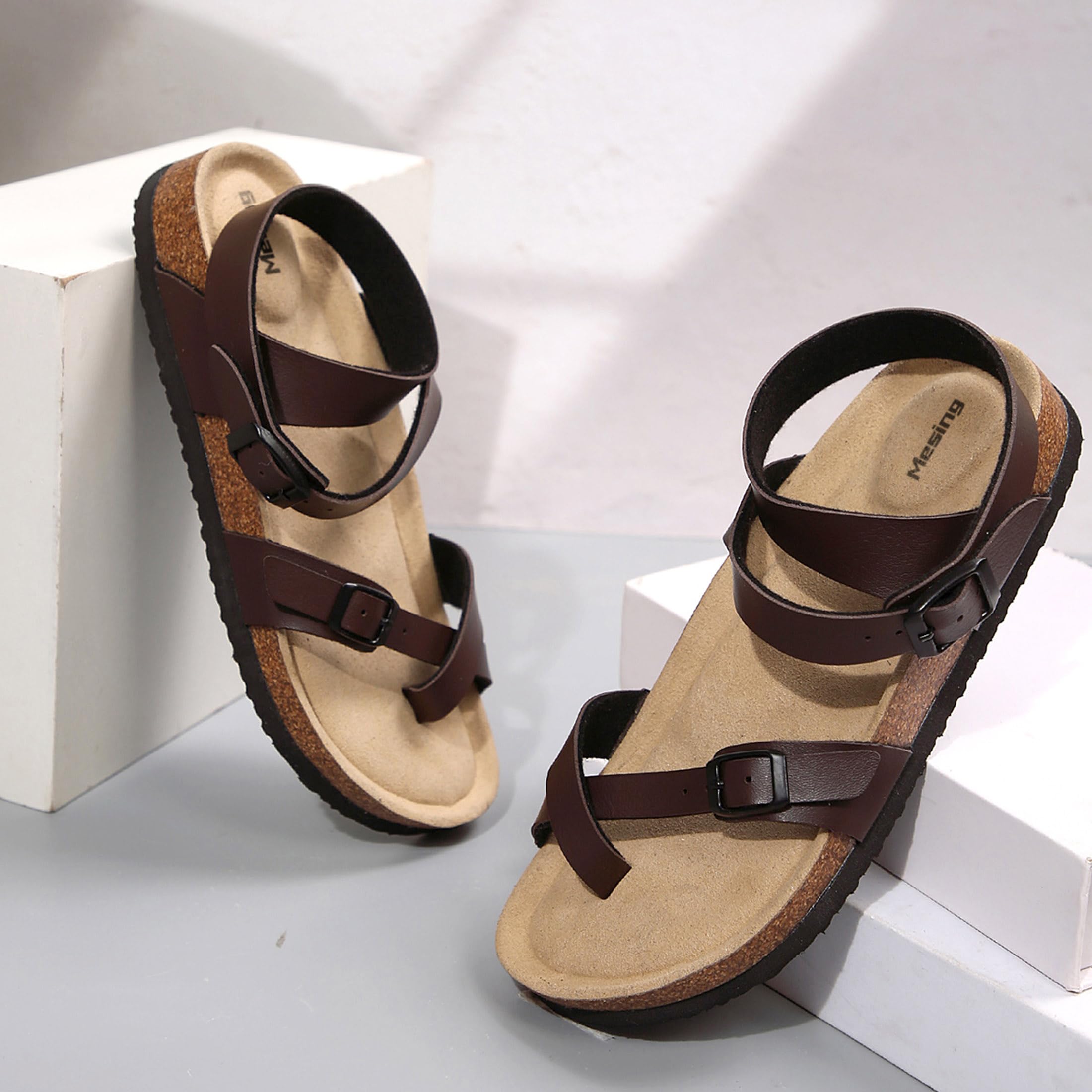 Mesing Sandales Tongs Femme Été Plates en Liège Mules avec Boucle Bride de Cheville Nu-pieds Confortable Cuir Suédé Pantoufles