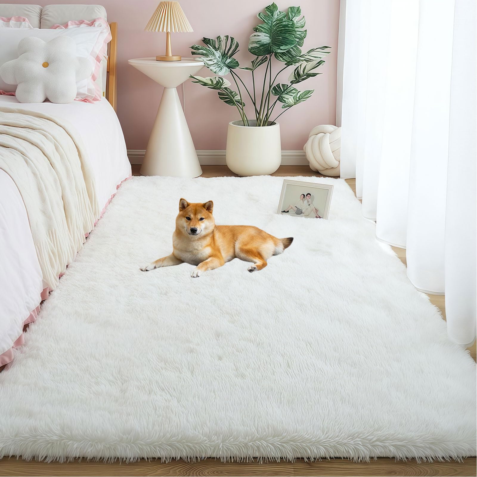 Tapis antidérapant doux blanc pour sécuriser le sol du salon familial