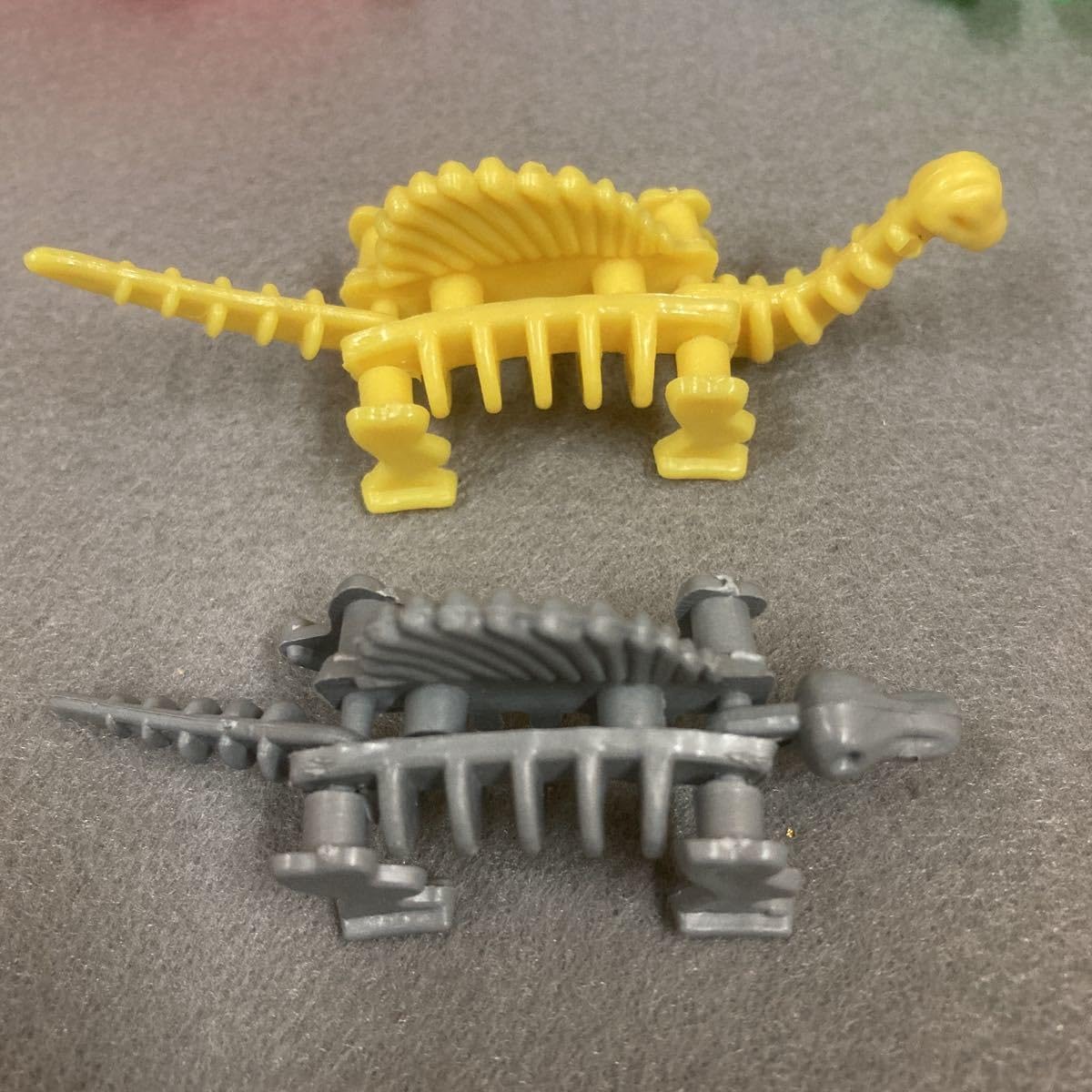 Amazon.co.jp: 昭和レトロ ミニミニ恐竜 骨パズル 8個 怪獣 駄菓子屋