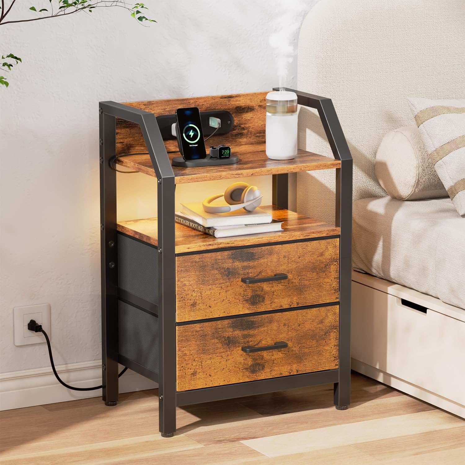 HLDIRECT Comodino con stazione di ricarica, porte USB e prese AC, comodino a LED con 2 cassetti in tessuto e ripiano portaoggetti, comodino per camera da letto, tavolino per soggiorno (marrone rustico