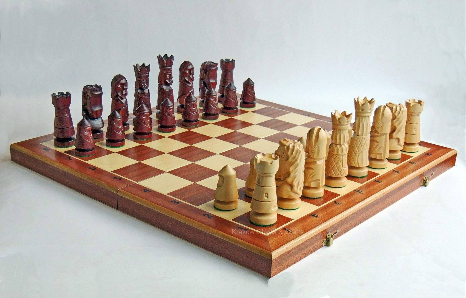 Master of Chess Tablero Ajedrez Madera con Piezas “Castle Deluxe XXL” 60 cm - Hecho a Mano Incrustado y Portatil Grande Juego de Ajedrez para Niños y Adultos