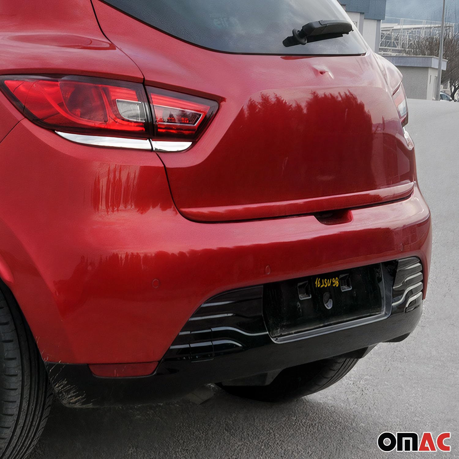 OMAC Heckleiste Kofferraumleiste kompatybilny z Renault Clio IV 2012-2019 | Samochód Listwa Ozdobna Schutzleiste Styling Chromleiste Stal Nierdzewna Chromowany Czerwony 1 Części