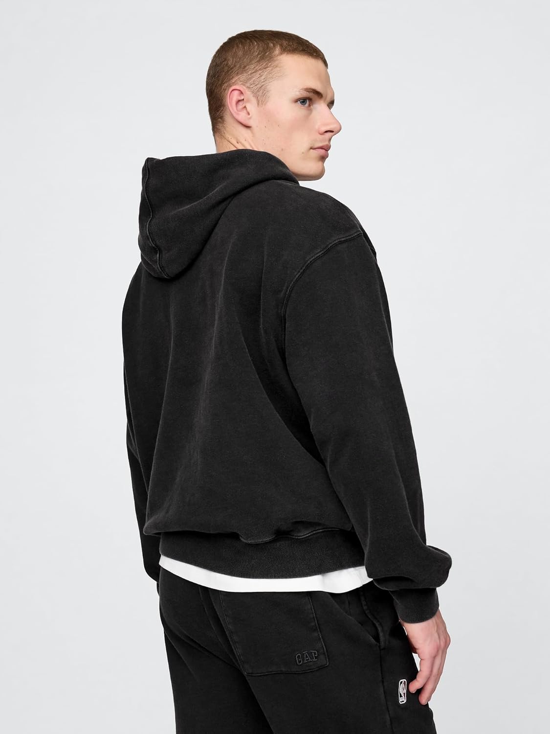 GAP Men's x NBA Graphic Logo Hoodie Sweatshirt - Image 3
