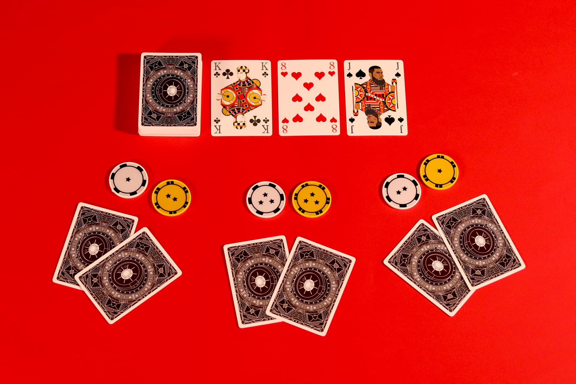 IELLO The Gang – ¡El Poker Cooperativo para El Roto del Siglo! Combinar Estrategia y Coordinación Manera Texas Hold'em – sin Bluff, Pero con Tensión y Espíritu de Equipo garantizados.