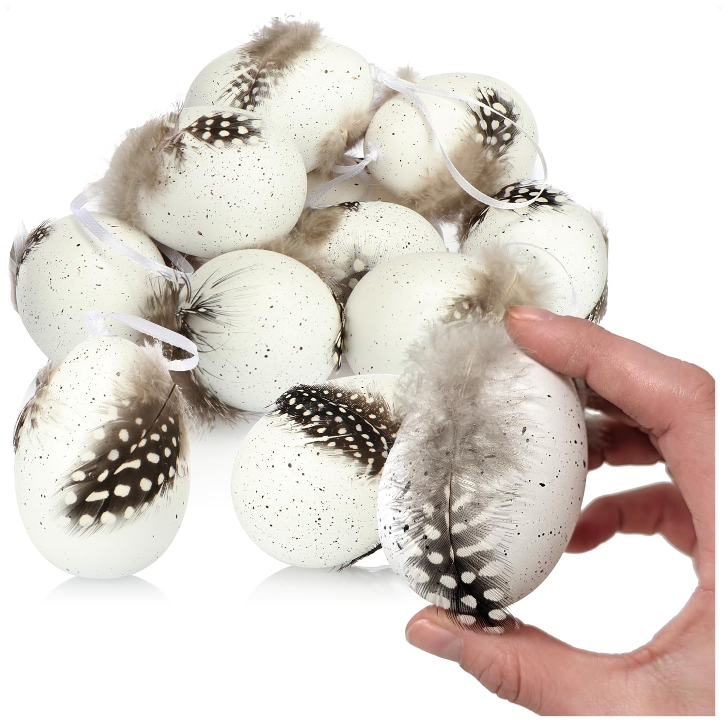 com-four® 12x Ostereier zum Anhängen - Hängedeko für den Osterstrauch 7 x 5 cm - Deko-Ostereier zum Aufhängen mit Federn in Wachtelei-Optik
