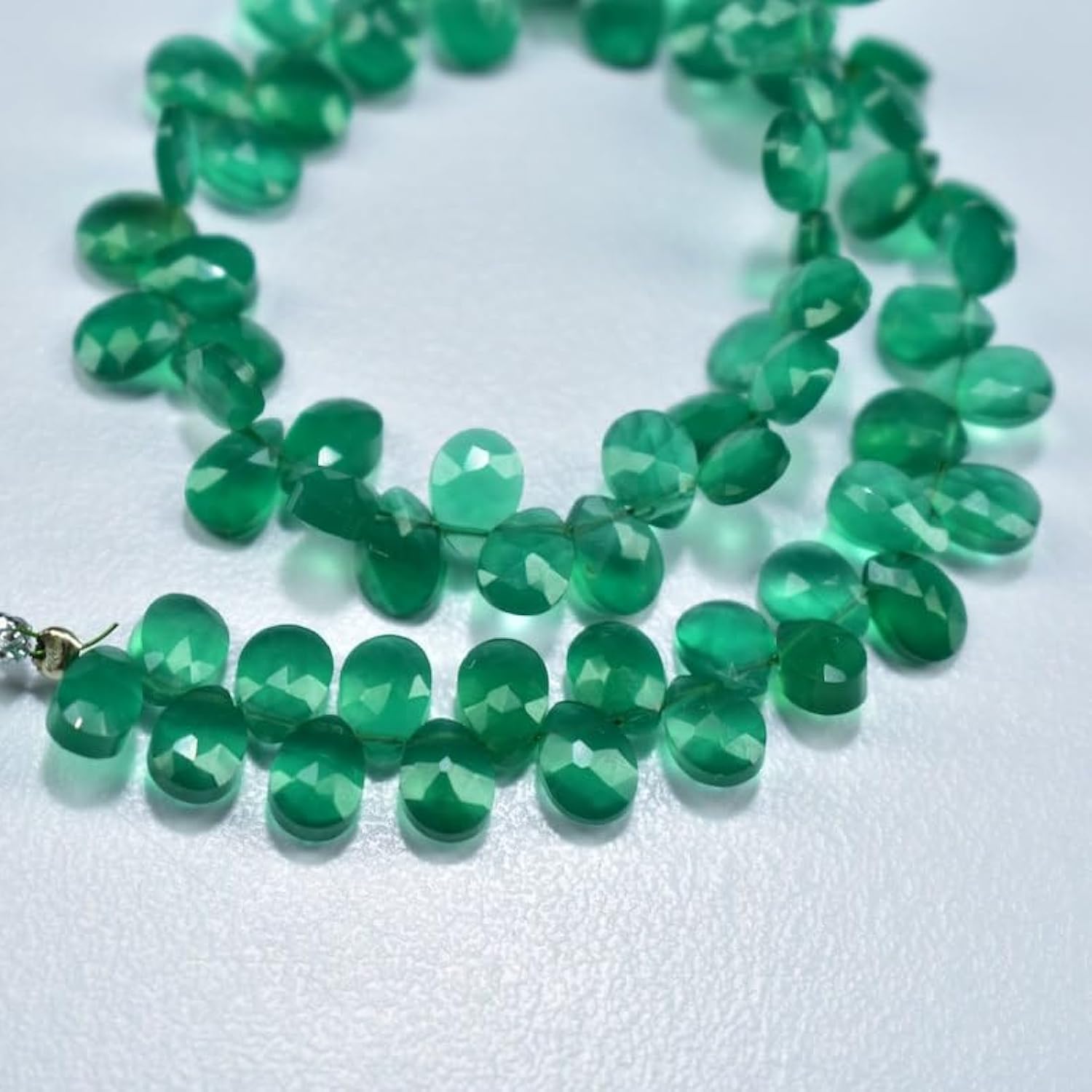 Onyx vert naturel en perles poires facettées pour bijoux haut de gamme