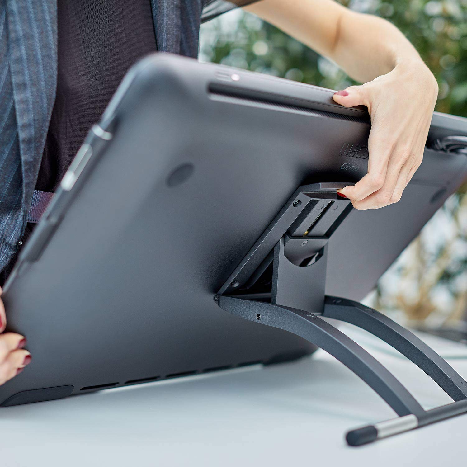 Wacom Cintiq 22 - Tableta de Dibujo con Pantalla, Pantalla LCD Full HD de 21.5 Pulgadas, Tableta de Artes gráficas, Incluye Pro Pen 2 con Respuesta de inclinación, Tableta de animación de diseño