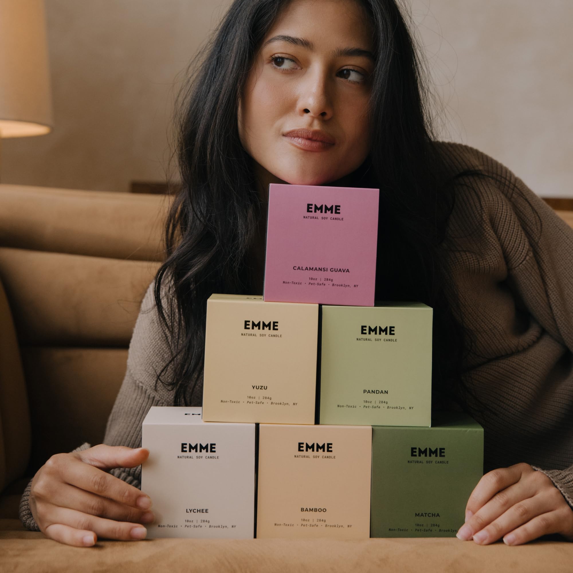 EMME NYC - Vela perfumada de cera de soja, vela perfumada a matcha y mecha de madera, fragancia natural para el hogar, hasta 80 horas de tiempo de combustión, 8 onzas