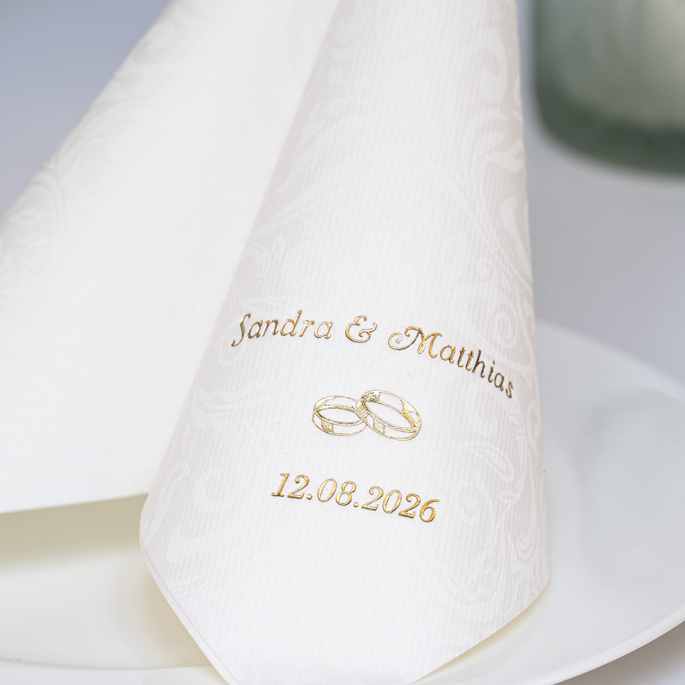 Personalisierte Hochzeitsservietten aus hochwertigem Premium-Line Material - STOFFÄHNLICH | mit exklusivem Prägedruck | VIPDEKO | Größe: 40 x 40 cm | ¼ Falz | Farbe: weiß. Für die Hochzeitstafel (75)