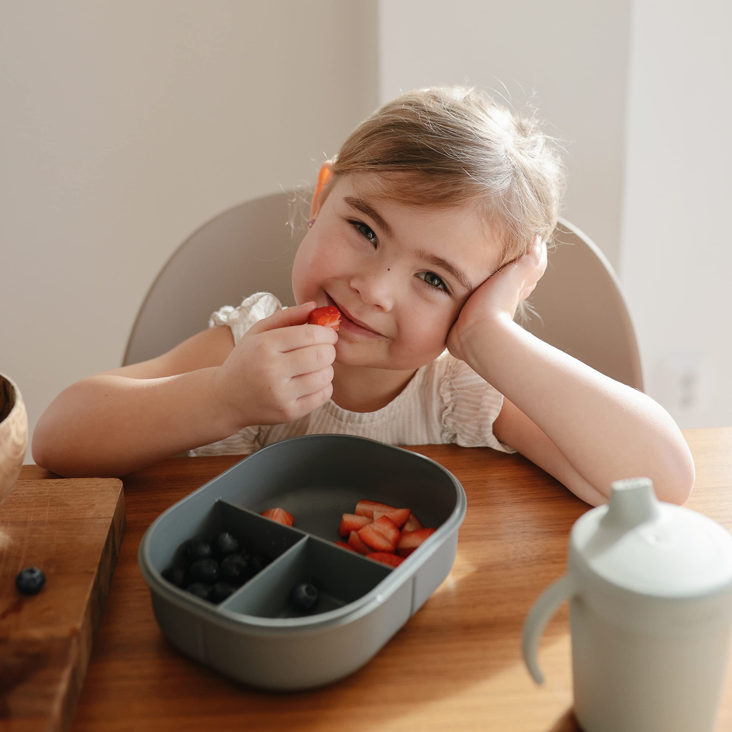 Mushie Lunchbox Kinder Broodtrommel | Tussendoortjesdoos Voor Kleuterschool en School | Scheidingswand & Vakken met Afsluitbare Deksel | Met Bestek Vork en Lepel (Cloud