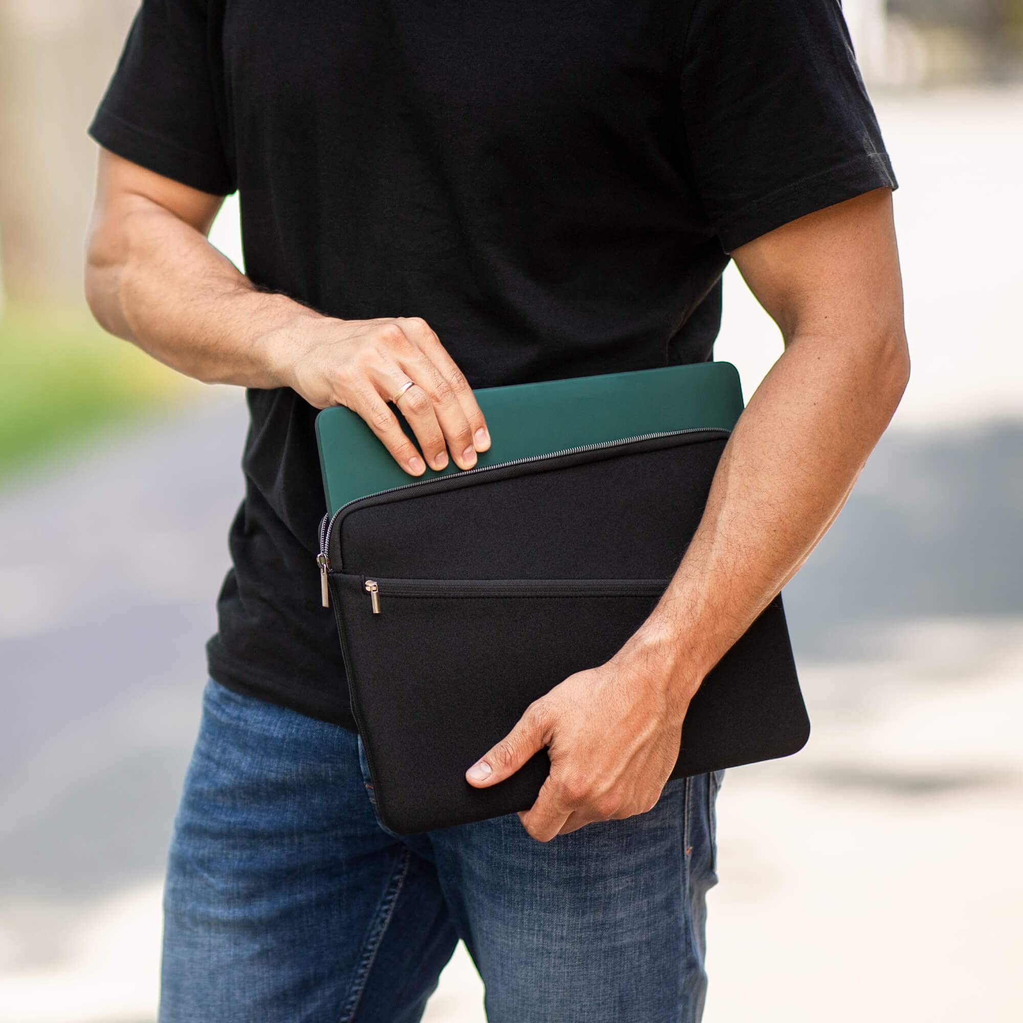 Artwizz Neoprene Sleeve Pro für MacBook Air 13 (2018-2022) & MacBook Pro 13 (2016-2022), Black