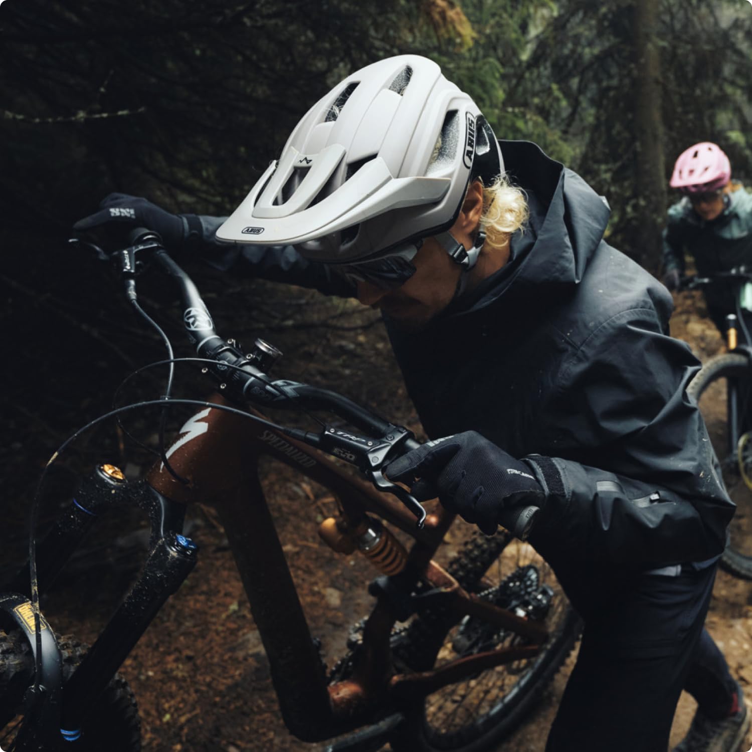 ABUS Cliffhanger Casco MTB de Bicicleta, Alpine White, L | Casco de montaña para singletrail y enduro, cierre magnético, visera regulable, almohadillas lavables