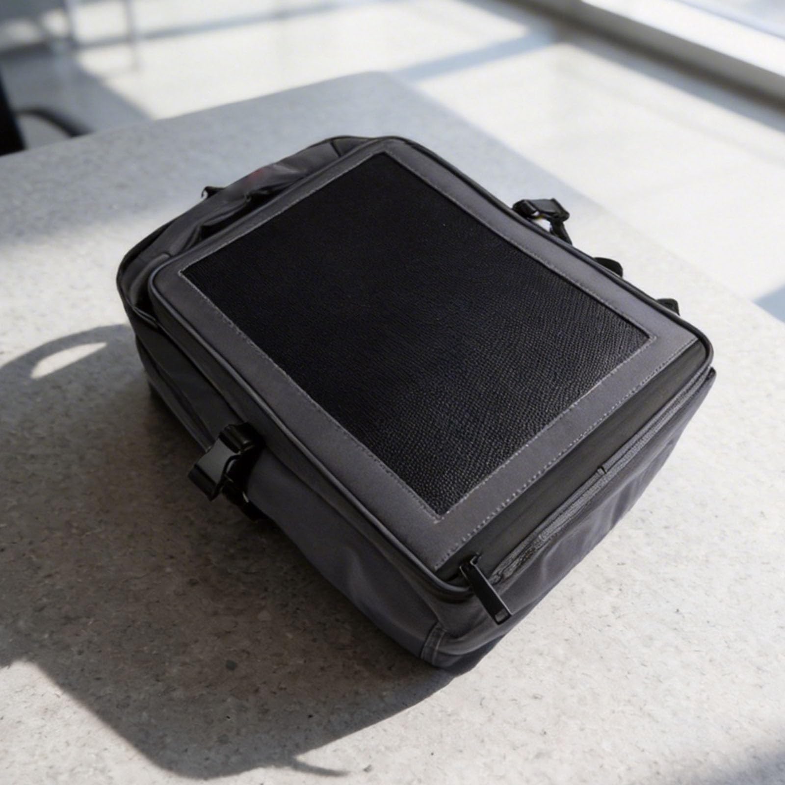 Zaino di ricarica solare con 30 W per due pannelli, zaino leggero in tessuto Oxford da 35 l, per escursionismo, campeggio, viaggi, impermeabile, grigio scuro