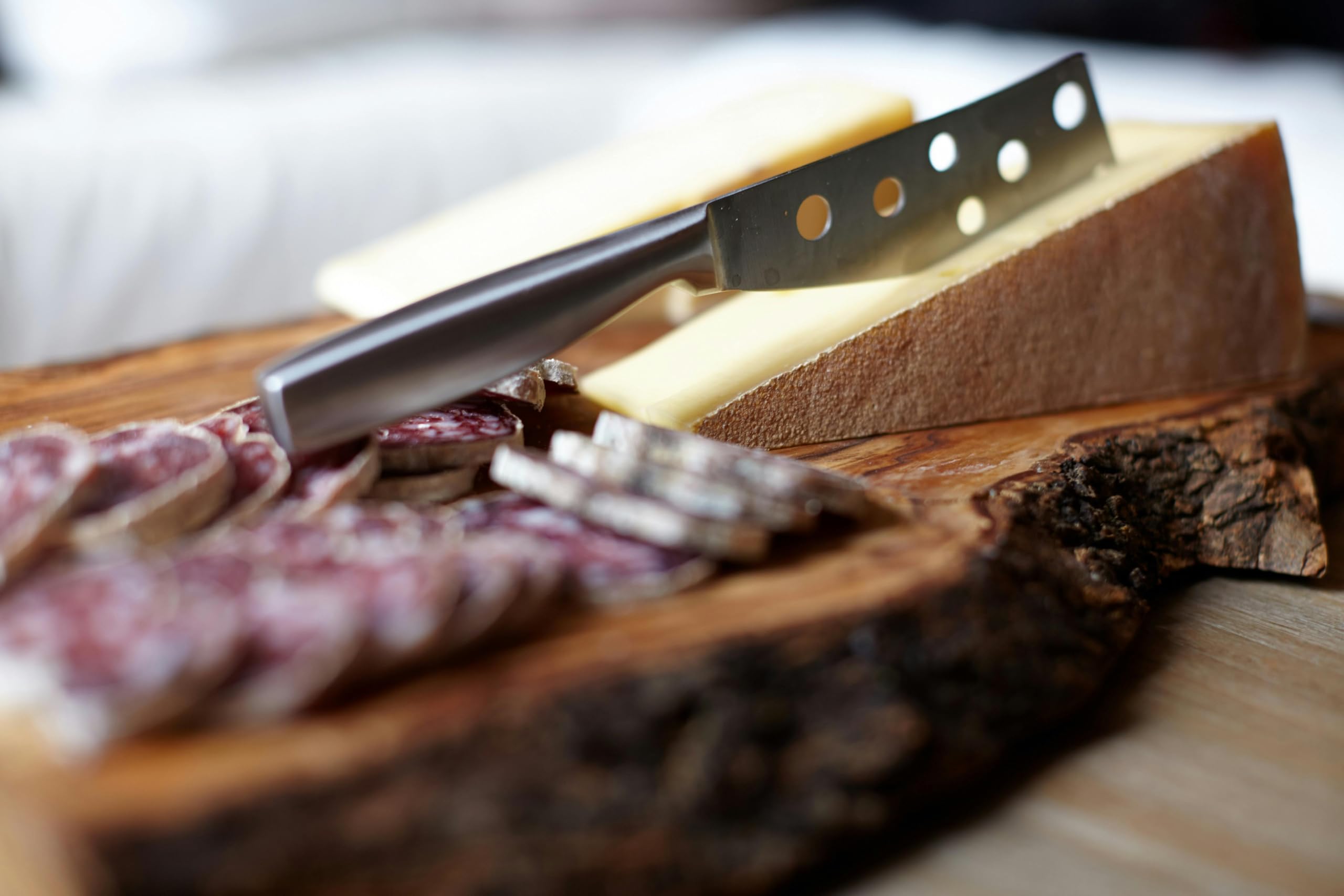 Jamón Ibérico de Bellota 100% Ibérico, Pata Negra, Aprox. 8-8,5 kg, con Chorizo o Salchichón de Bellota y Cuña de Queso de Oveja+miel natural de encina, Marca Guiju.Certificado brida negra.