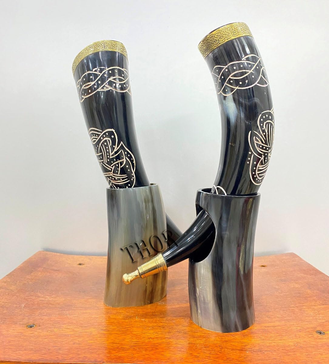 THOR INSTRUMENTS Set di 2 corno vichingo in ottone nero naturale con supporto per birra vino idromele regalo di Natale compleanno matrimonio per uomo tazza corno vichingo