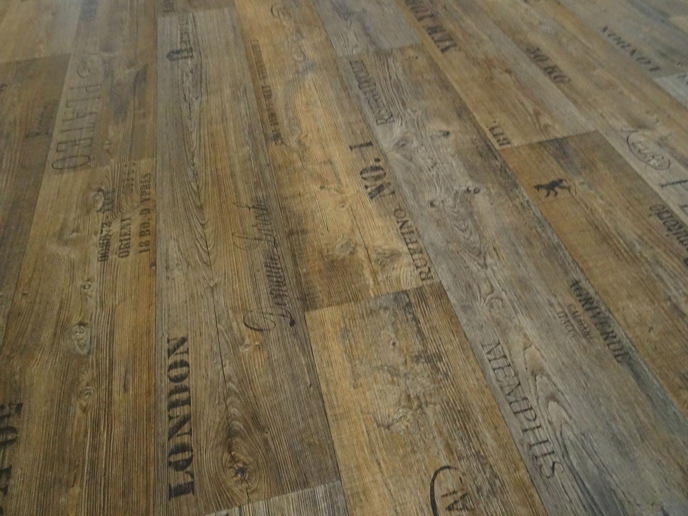 Pavimenti in PVC con scritte, marrone scuro, Taglio (4m di larghezza / 12m di lunghezza)