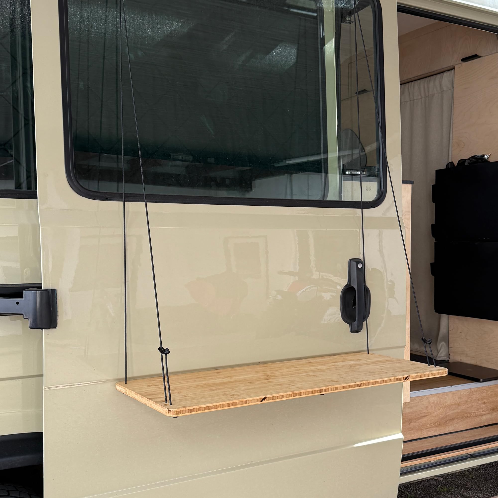 BOXIO - Doorboard : table suspendue d'extérieur en bambou – Étagère suspendue & table de camping en bois pour camping-car, Vanlife & Bus VW – 90 x 41 x 1,5 – Table haute réglable en hauteur comme