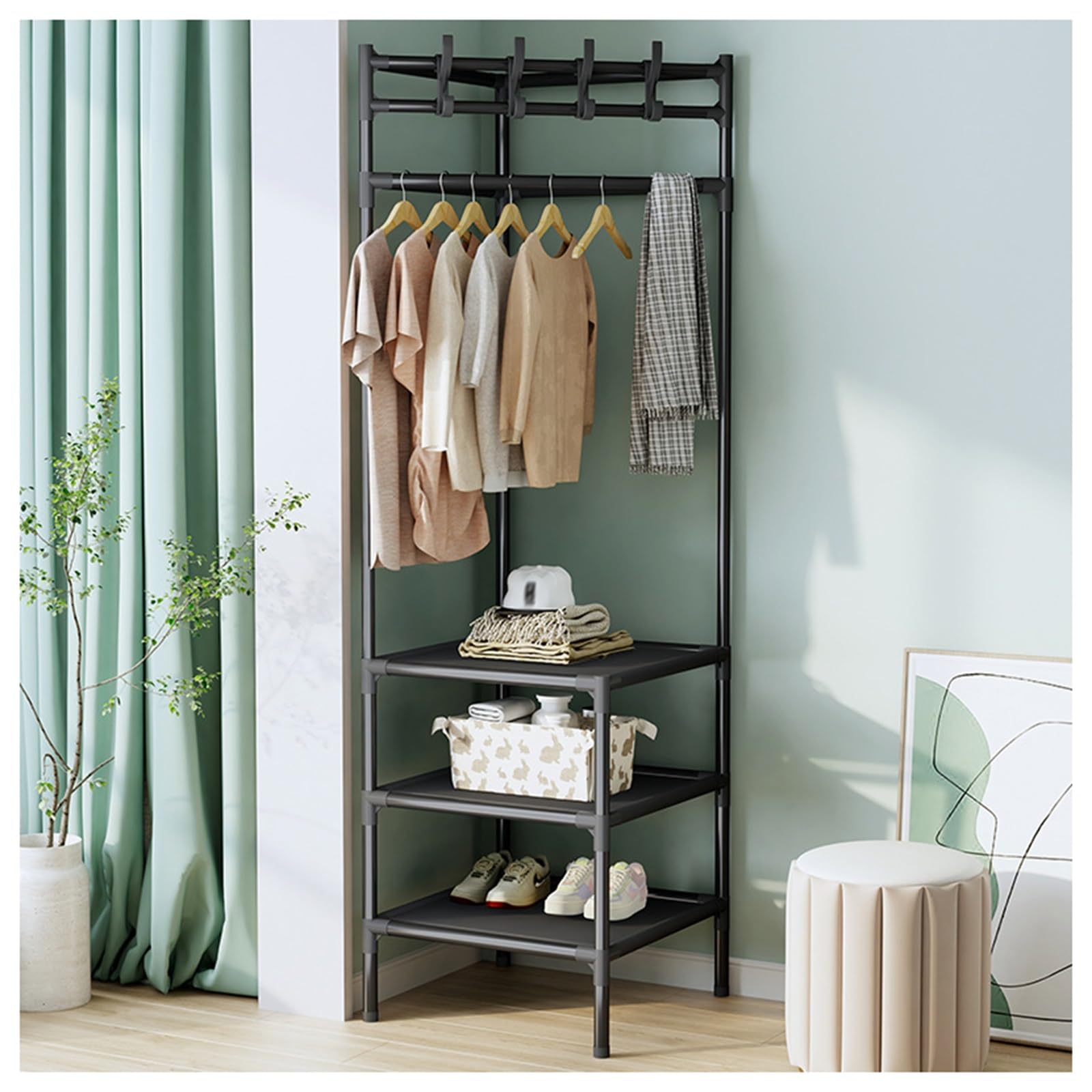 Porte-manteau d'angle pour optimiser le rangement d'un petit salon