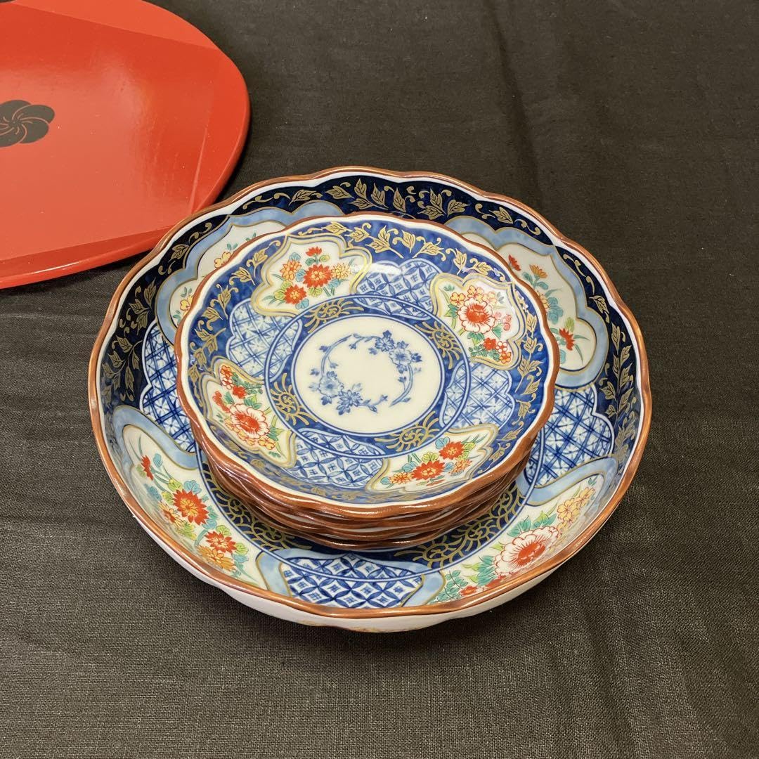 A921 古伊万里　金襴手　人物宝尽紋様　丸紋に唐草　菱形輪花皿　1枚 A921 古伊万里金襴手人物宝尽紋様丸紋に唐草菱形輪花皿1枚