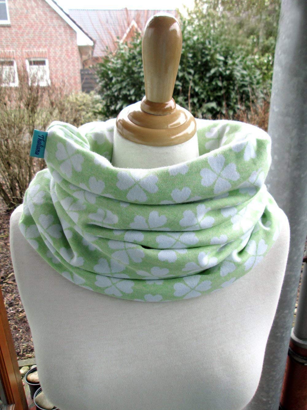 mintgrüner XL Loop-Schal aus Biojacquard Jersey mit Kleeblättern Glücksklee Biobaumwolle hellgrün Geschenk f. Geburtstag Muttertag