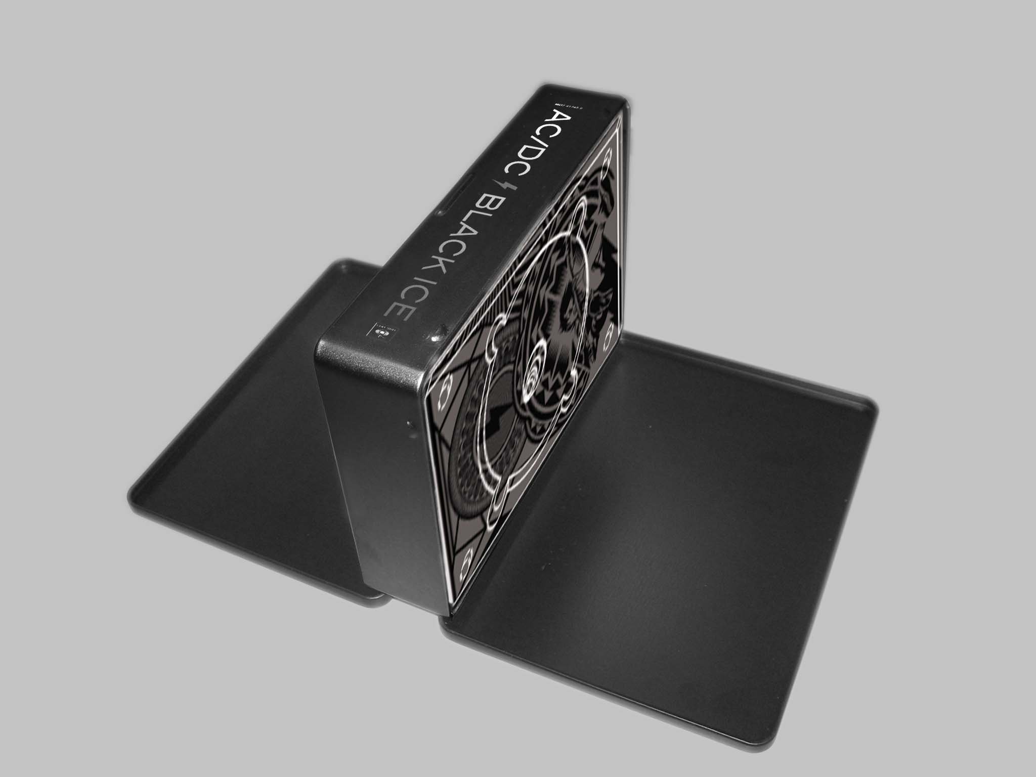 AC/DC - Black Ice - Steelbox inkl. Flagge, Sticker-Set und Original Gibson Gitarren-Plektrum