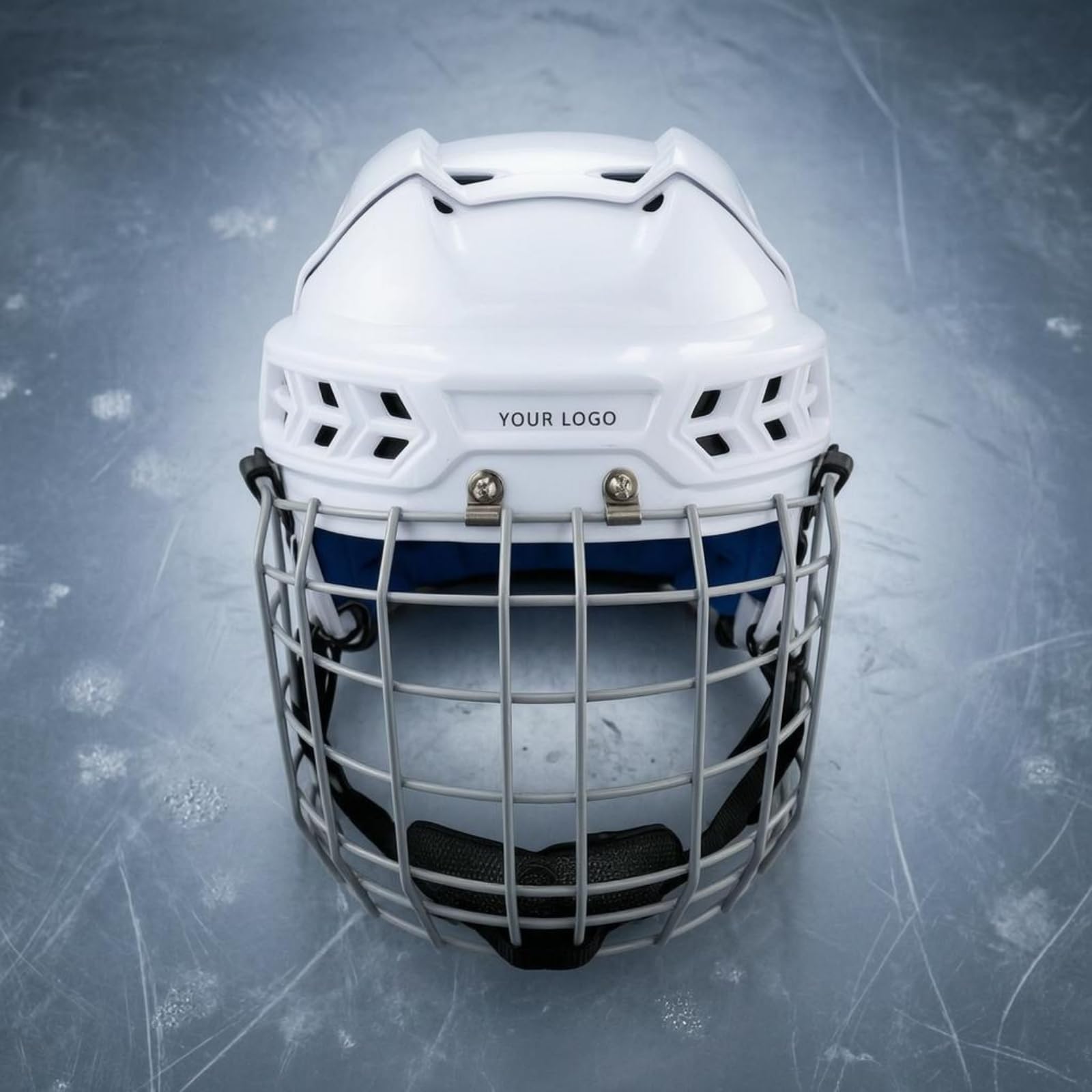 MERIGLARE Casque de Hockey avec Coque Rigide Blanche Cage pour Le Visage Système d'Aération et Rembourrage Confort Adapté à la Sécurité Lors de de Glace d'Entraînement et Usage Courant, S 53.5 57cm