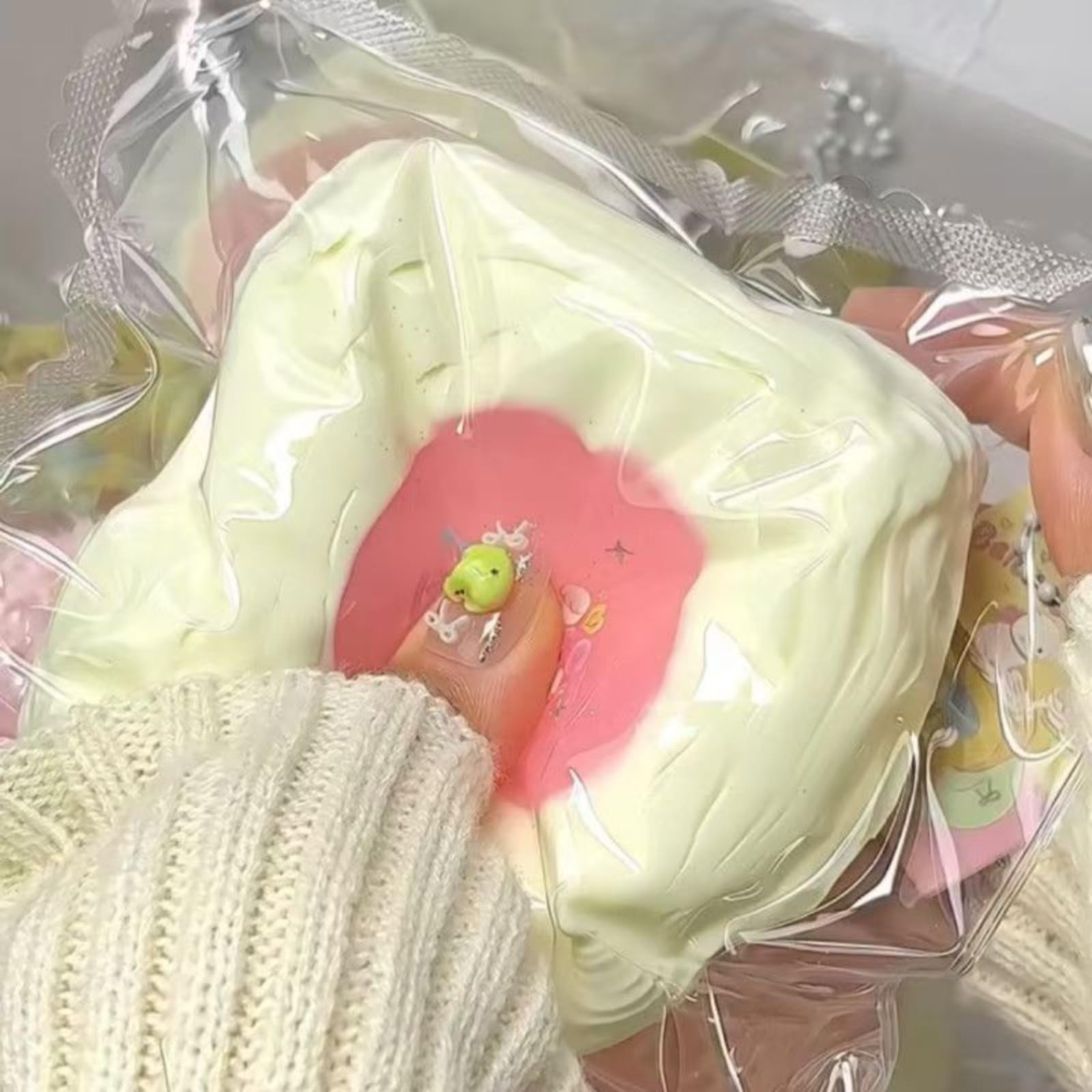 Amazon | スクイーズ玩具 スクイーズケーキ&猫の爪セット 水感伸縮自在