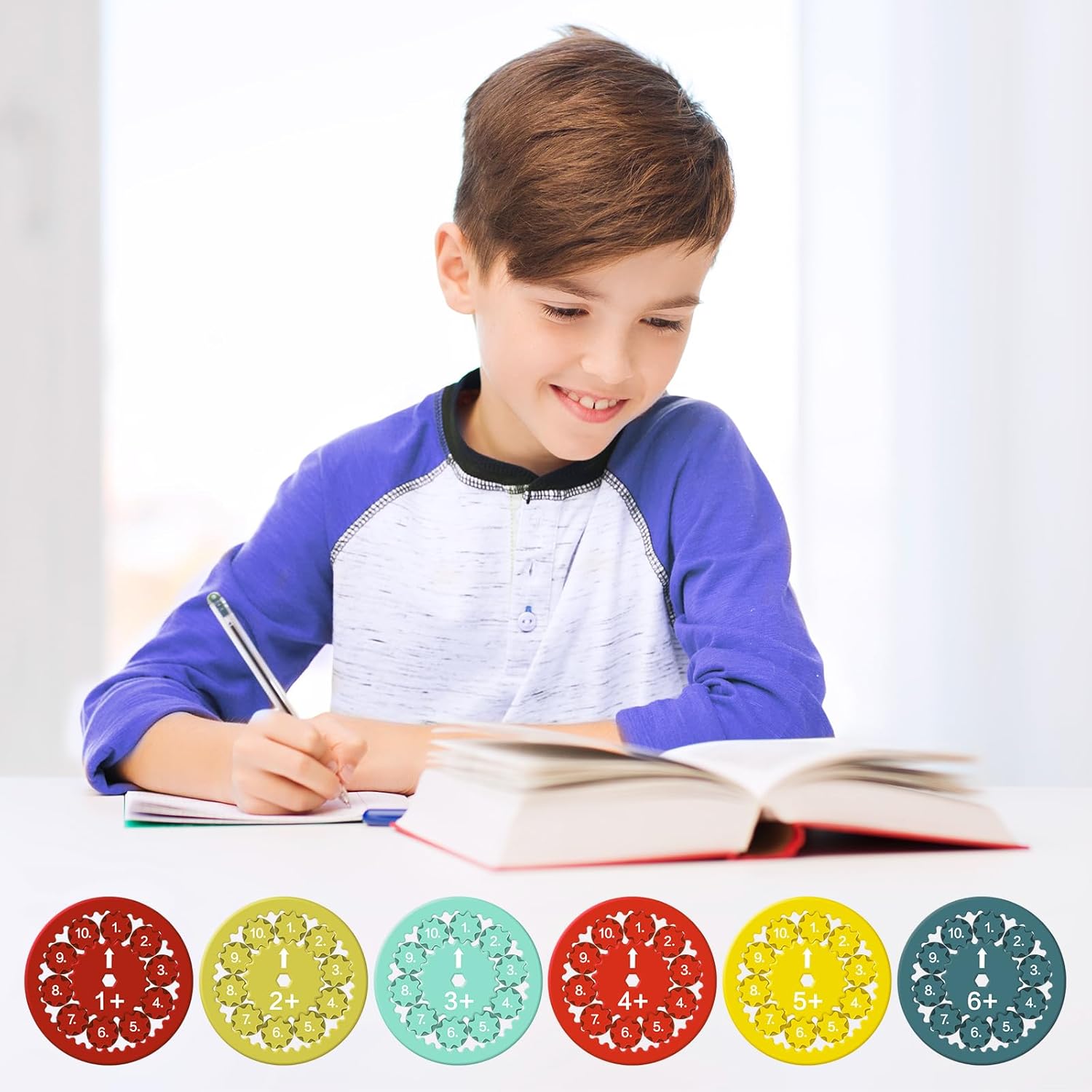 Coolden matematický fidget spinner počas používania, s šťastnými deťmi